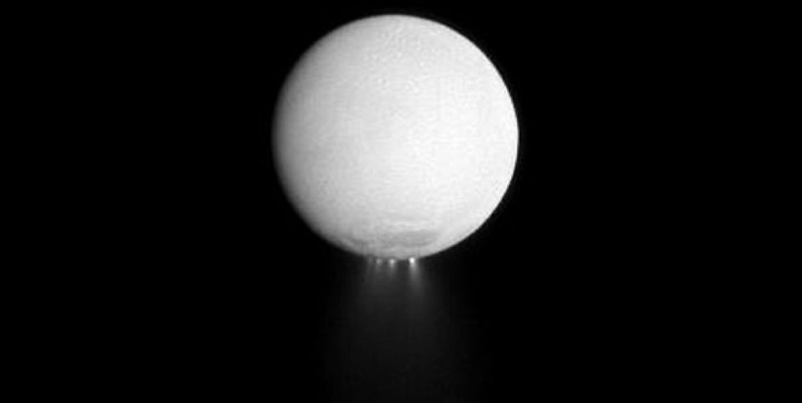 Encélado, una de las lunas de Saturnas, parece ir a propulsión en esta imagen captada por la sonda Cassini. Todo es por la iluminación del penacho de hielo que se desprende de su polo sur.
