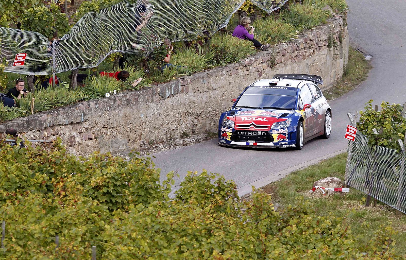Loeb conduce su Citroen por una carretera de Voegtlinshoffen en el Rally de Francia-Alsacia