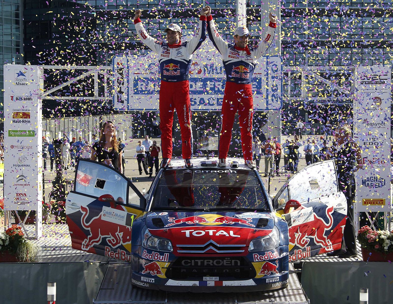 Loeb celebra con su copiloto Daniel Elena su triunfo en el Rally de Francia, que le supone su séptimo título mundial consecutivo.