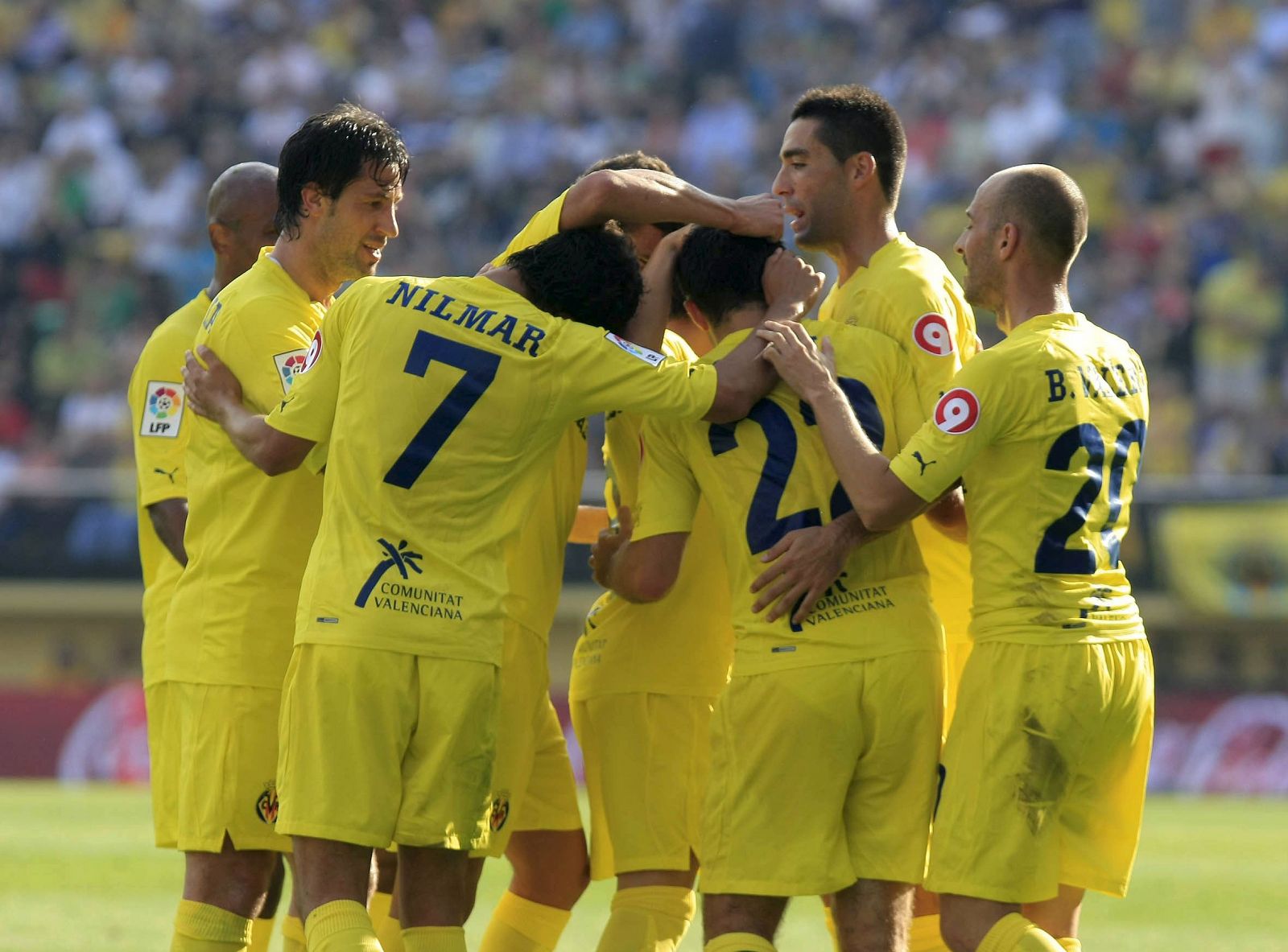 Los jugadores del Villarreal CF celebran el segundo gol de su equipo