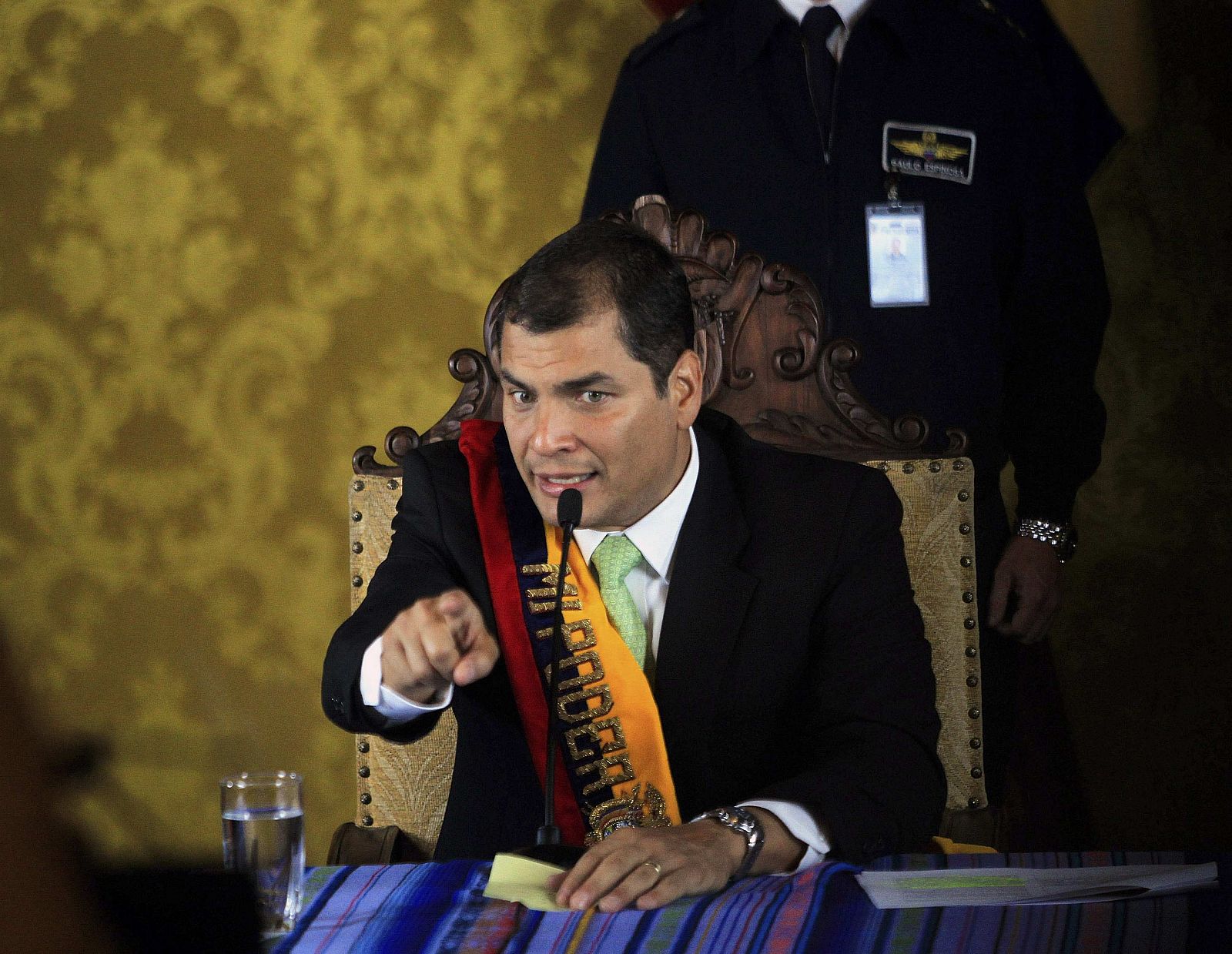 El presidente de Ecuador, Rafael Correa, ha militarizado el Parlamento tras la rebelión policial.
