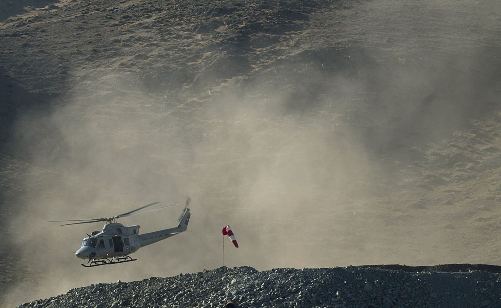 Un helicóptero despega en el yacimiento San José, cerca a Copiapó, en Chile, donde se encuentran atrapados los 33 mineros
