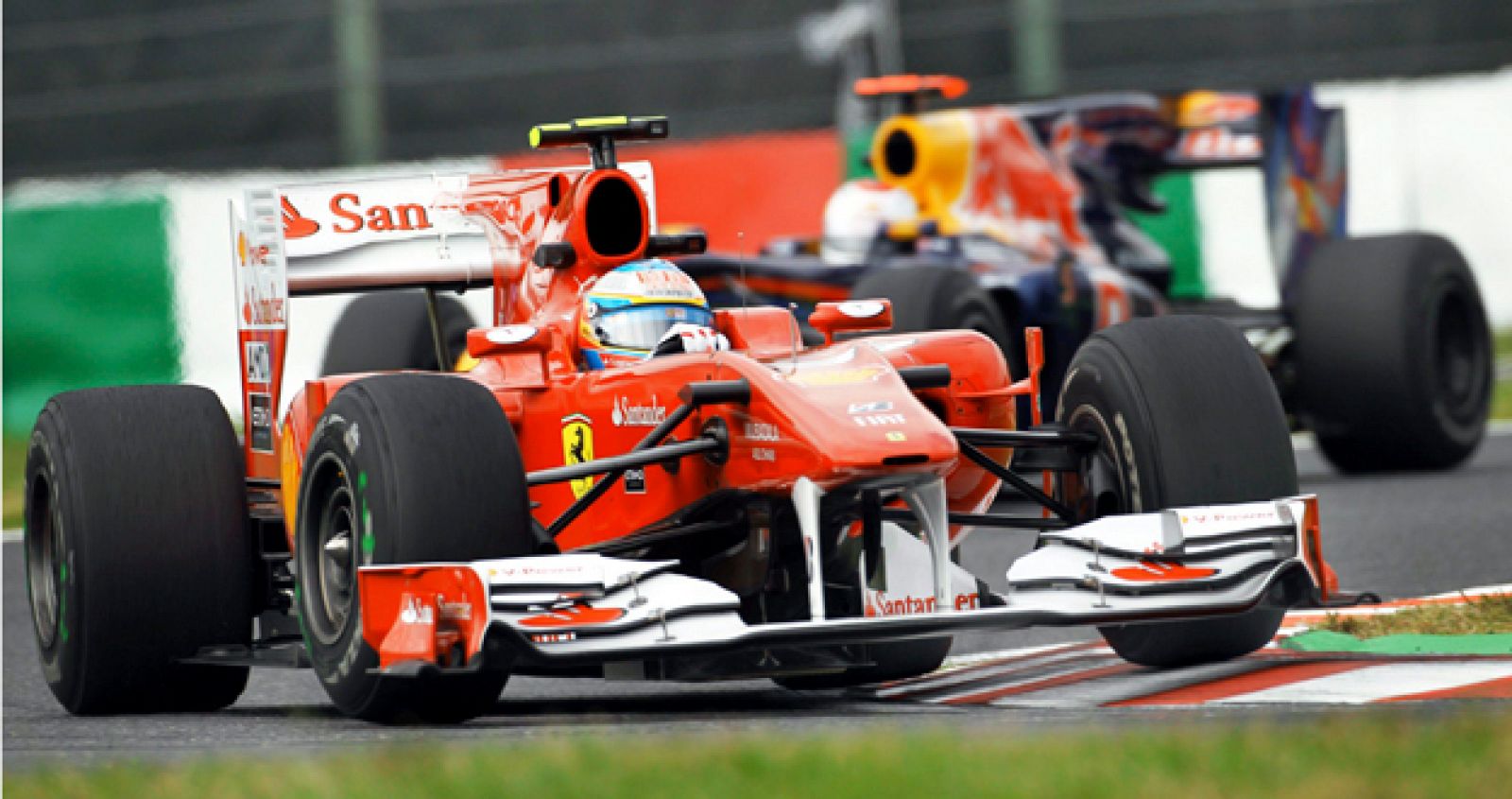 El piloto español de Fórmula Uno, Fernando  Alonso, de la escudería Ferrari, acelera su monoplaza durante la primera sesión de entrenamientos libres del Gran Premio de Japón.