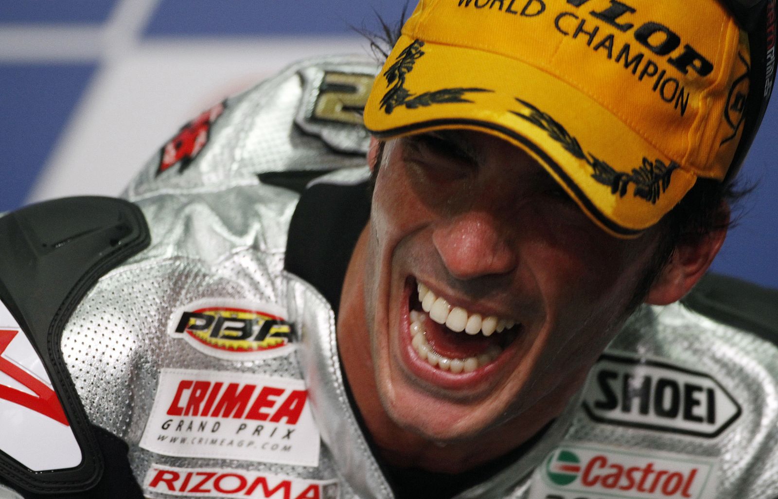 Toni Elías sonríe tras proclamarse Campeón del Mundial de Moto2.