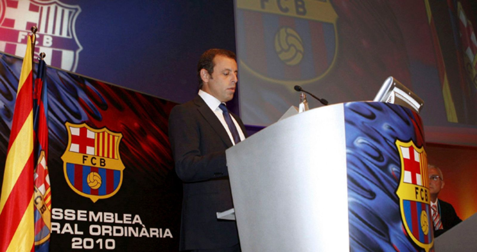 El presidente del FC Barcelona, Sandro Rosell, durante su intervención en la asamblea de compromisarios celebrada en el Palau de Congresos de Catalunya.