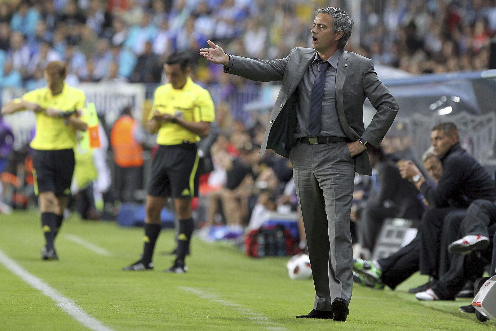 Jose Mourinho da instrucciones a sus jugadores durante el partido de La Rosaleda.