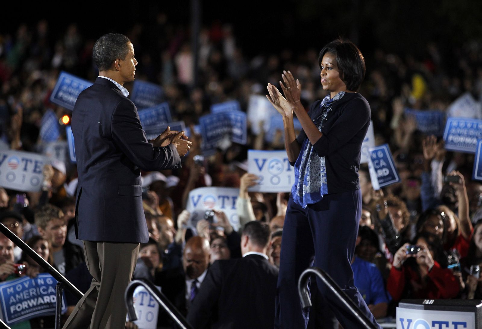 Obama y MIchelle, en el multitudinario mitin de este domingo en Columbus (Ohio).
