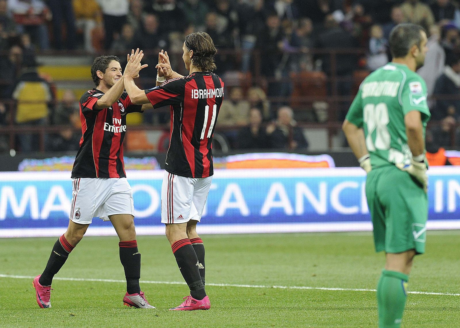 Pato e Ibrahimovic celebran un gol con el Milan