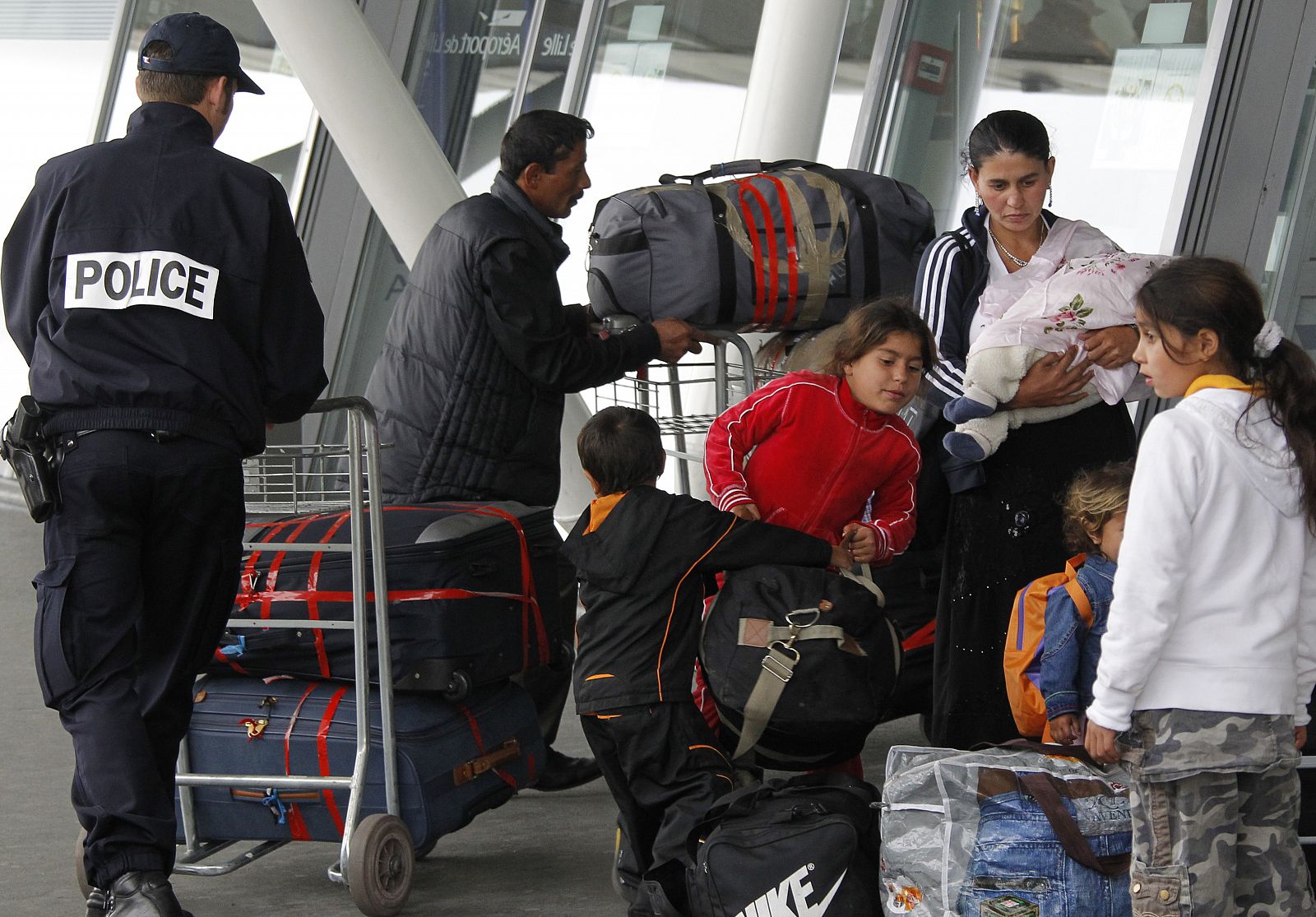 Una familia de rumanos se prepara en el aeropuerto de Lille para ser expulsada de Francia.