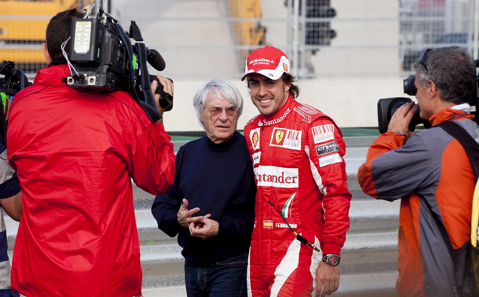 El piloto español, Fernando Alonso (Ferrari), posa junto al patrón de la Fórmula Uno, Bernie Ecclestone en el circuito de Corea.
