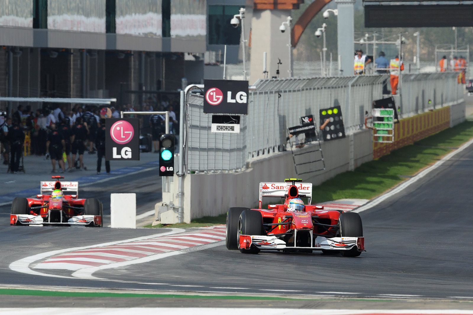 Imagen de archivo del pilot Fernando Alonso durante unos entrenamientos en el circuito de Corea.