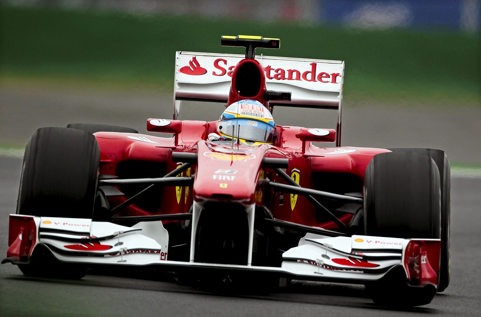 El piloto español de Fórmula Uno Fernando Alonso, de Ferrari, participa en la sesión de clasificación del Gran Premio de Corea.