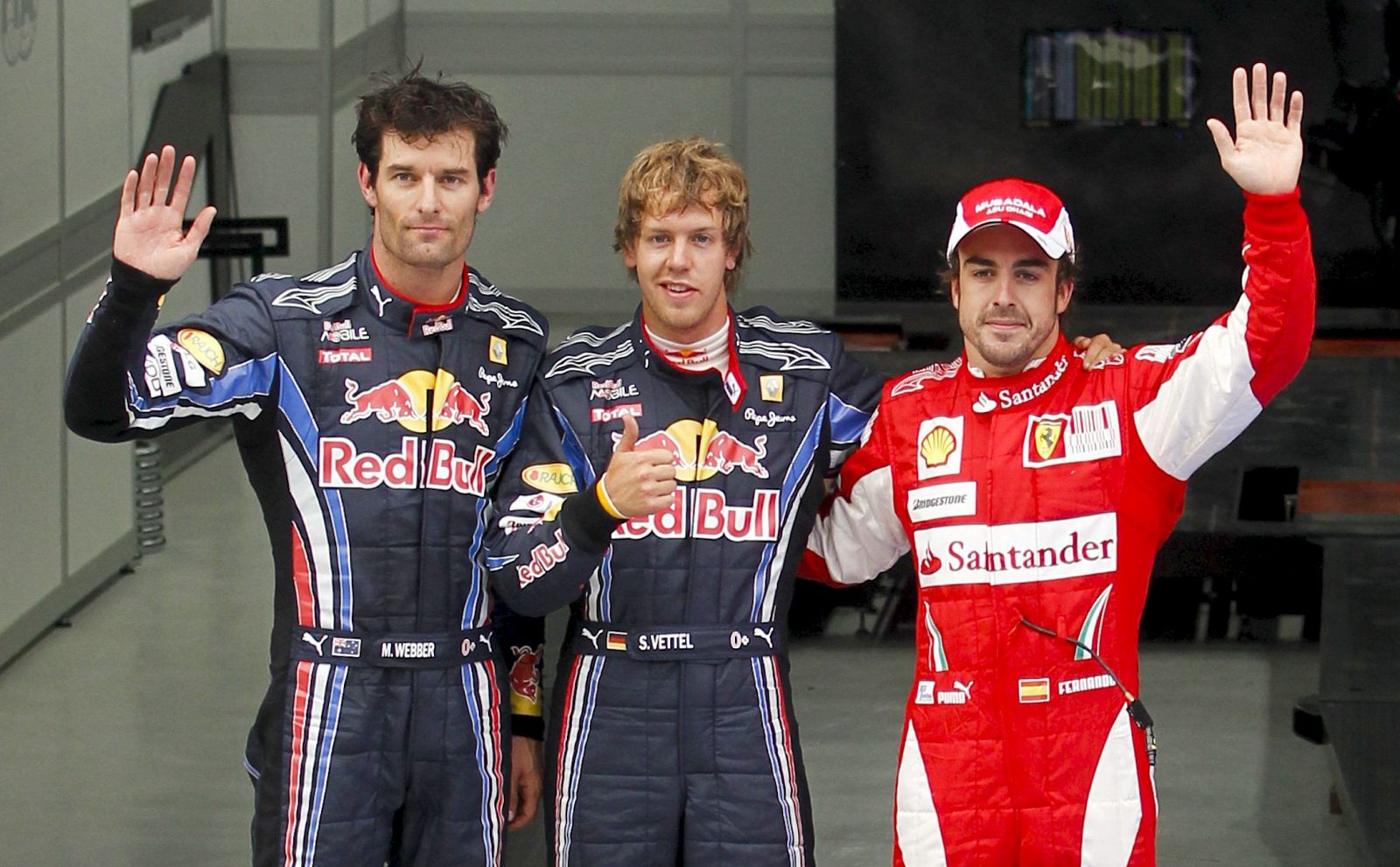 El australiano Mark Webber y el alemán Sebastian Vettel, de Red Bull, y el español Fernando Alonso, de Ferrari.