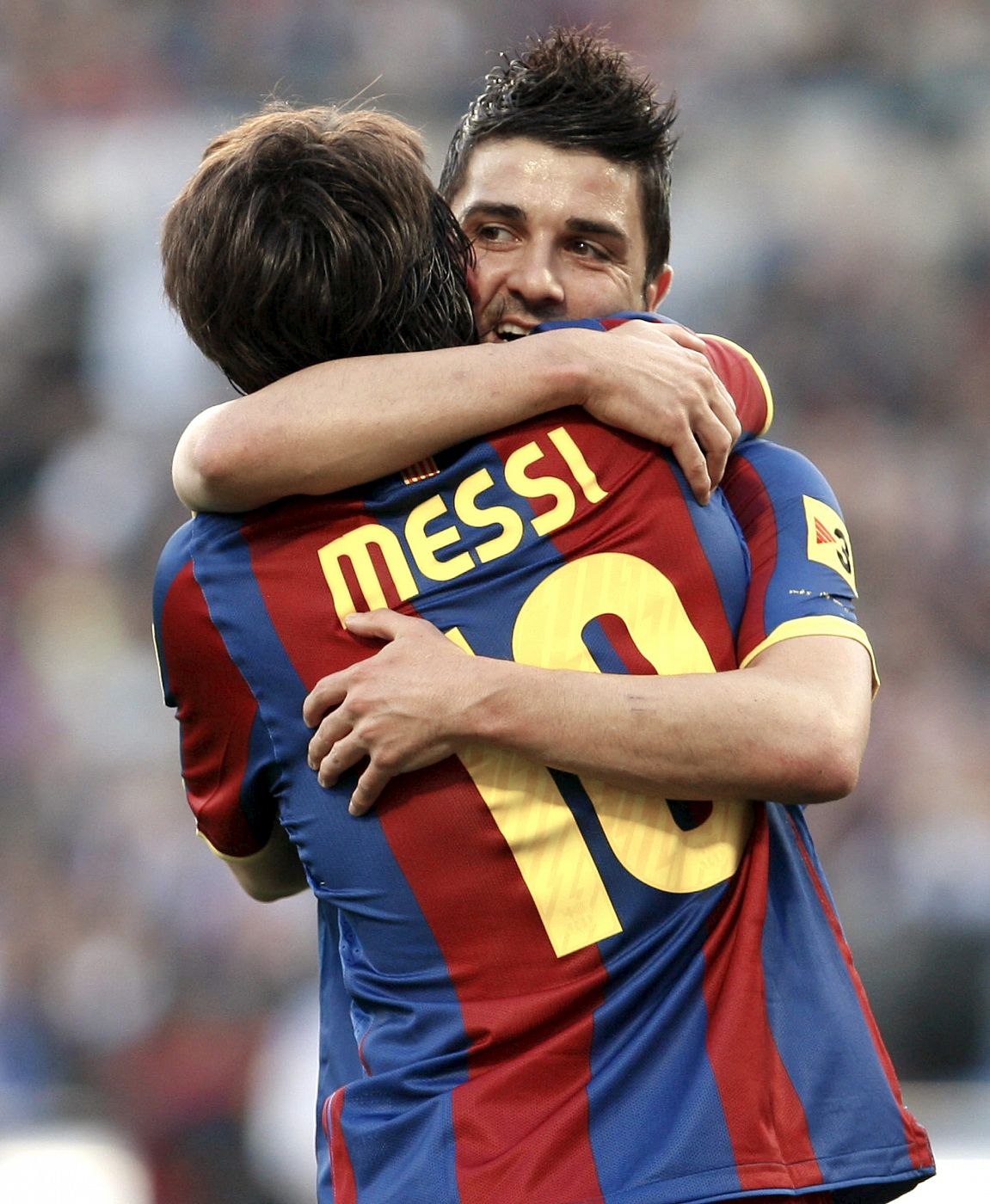 El goleador Messi abraza al pasador Villa, en la victoria azulgrana ante el Zaragoza.