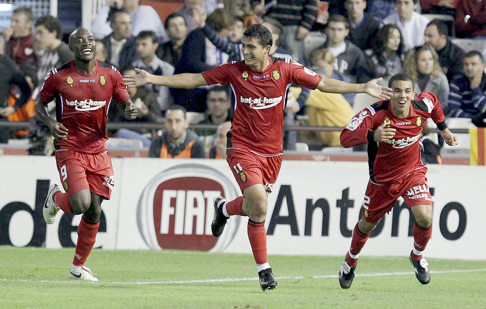 Chori, Webó y Ratinho celebran el segundo tanto del Mallorca ante el Valencia.