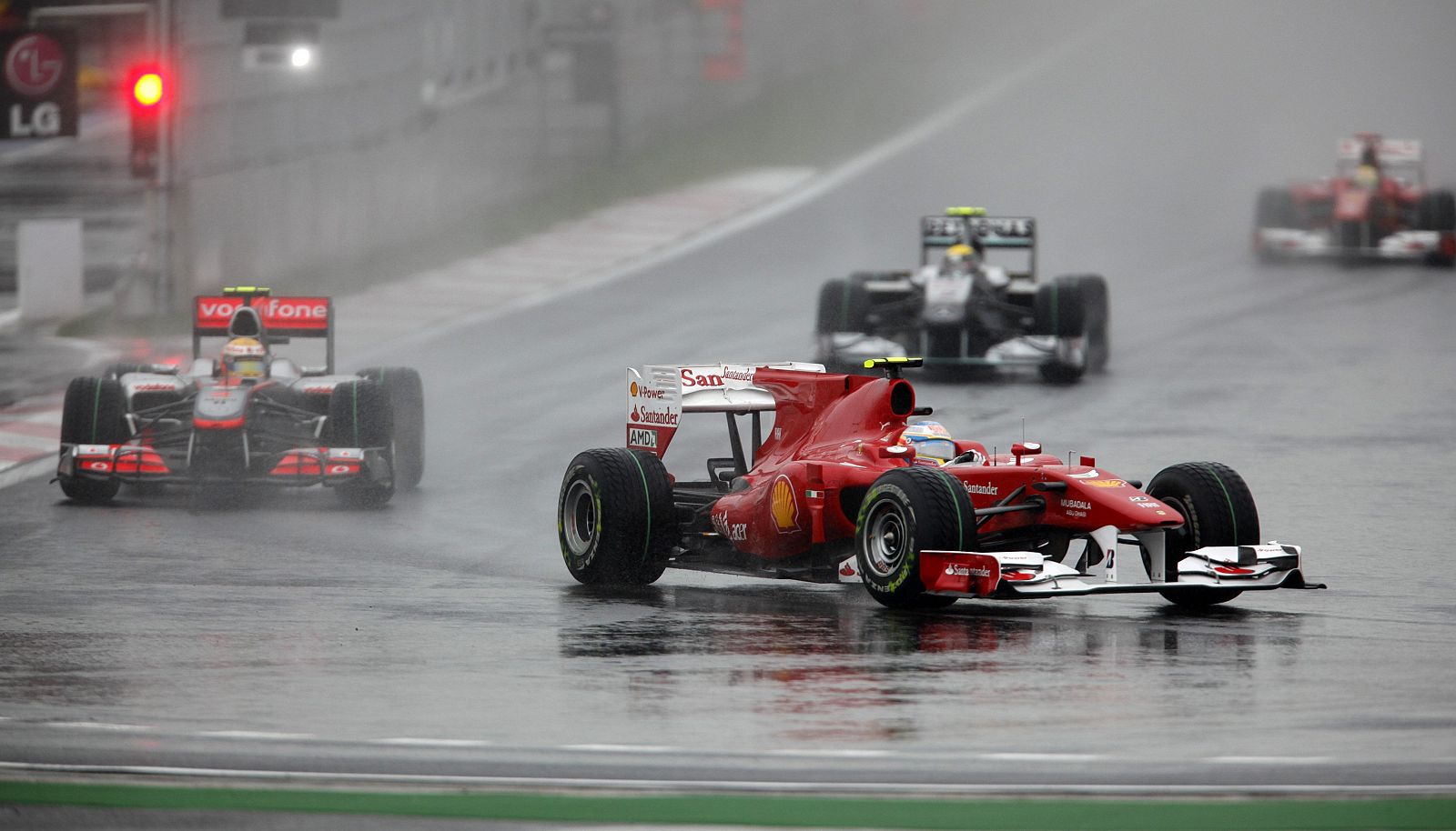 El Ferrari de Fernando Alonso perseguido por Hamilton durante el GP de Corea.