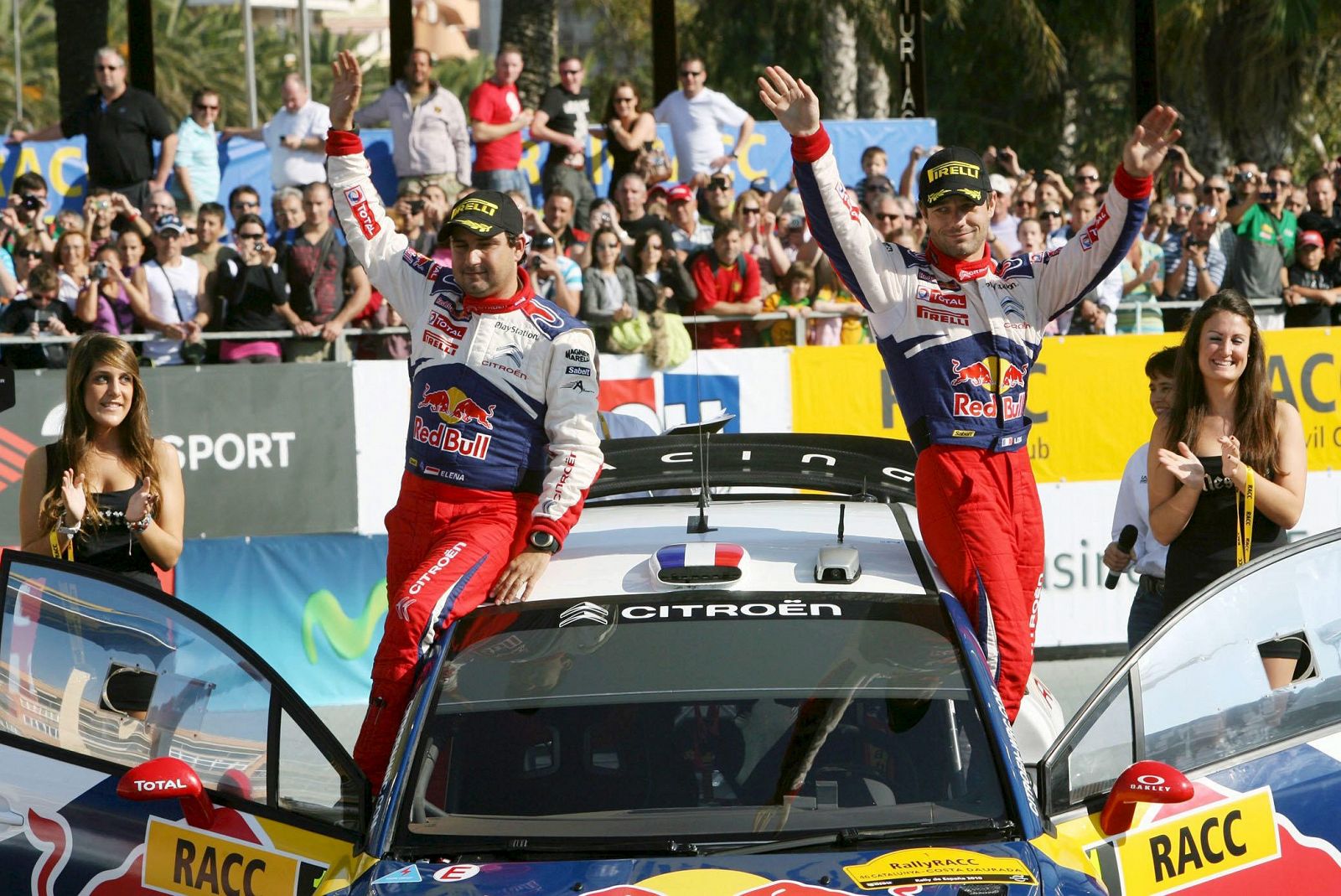 El piloto francés de Citroen Sebastien Loeb (d) y su copiloto Daniel Elena celebran sobre su coche la victoria en el Rally RACC Cataluña.