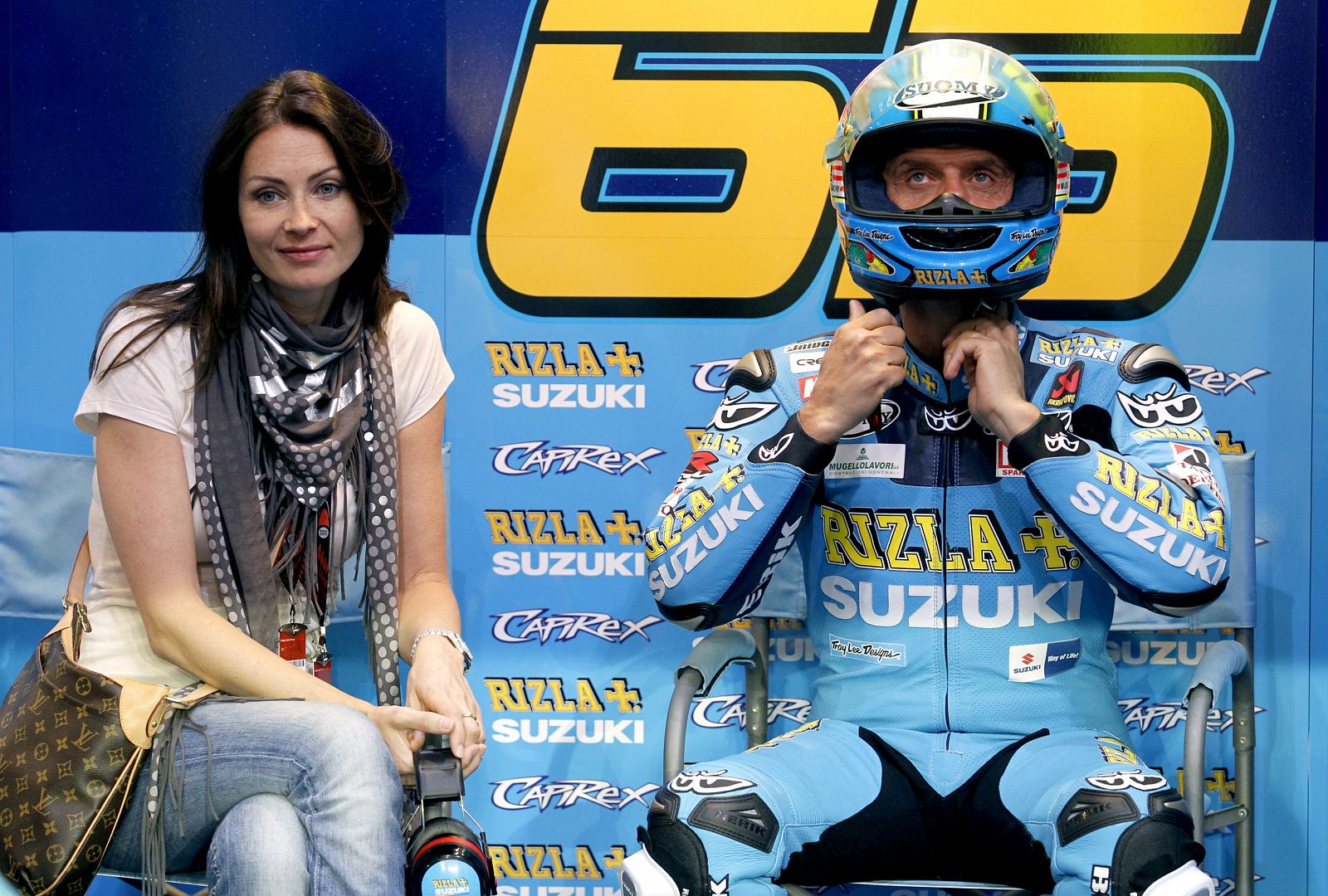 Loris Capirossi, junto a su esposa, dentro del 'box' de Suzuki.