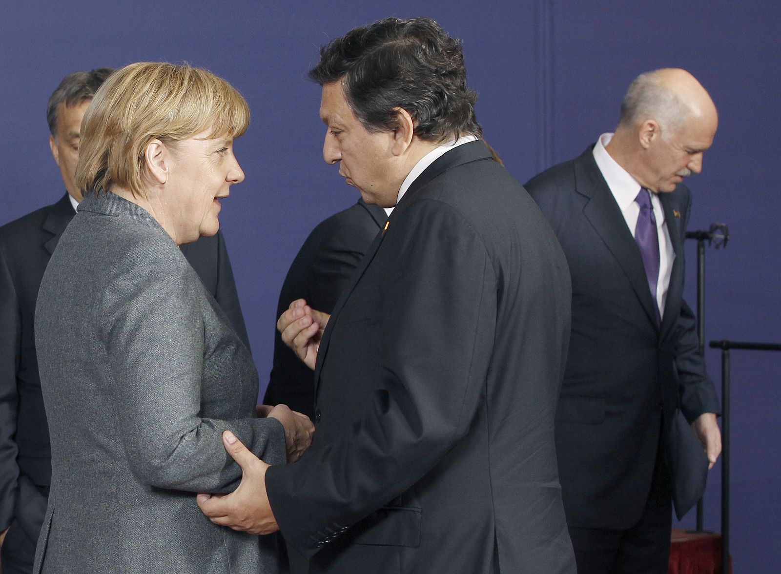 Angela Merkel departe con Durao Barroso durante el Consjeo Europeo
