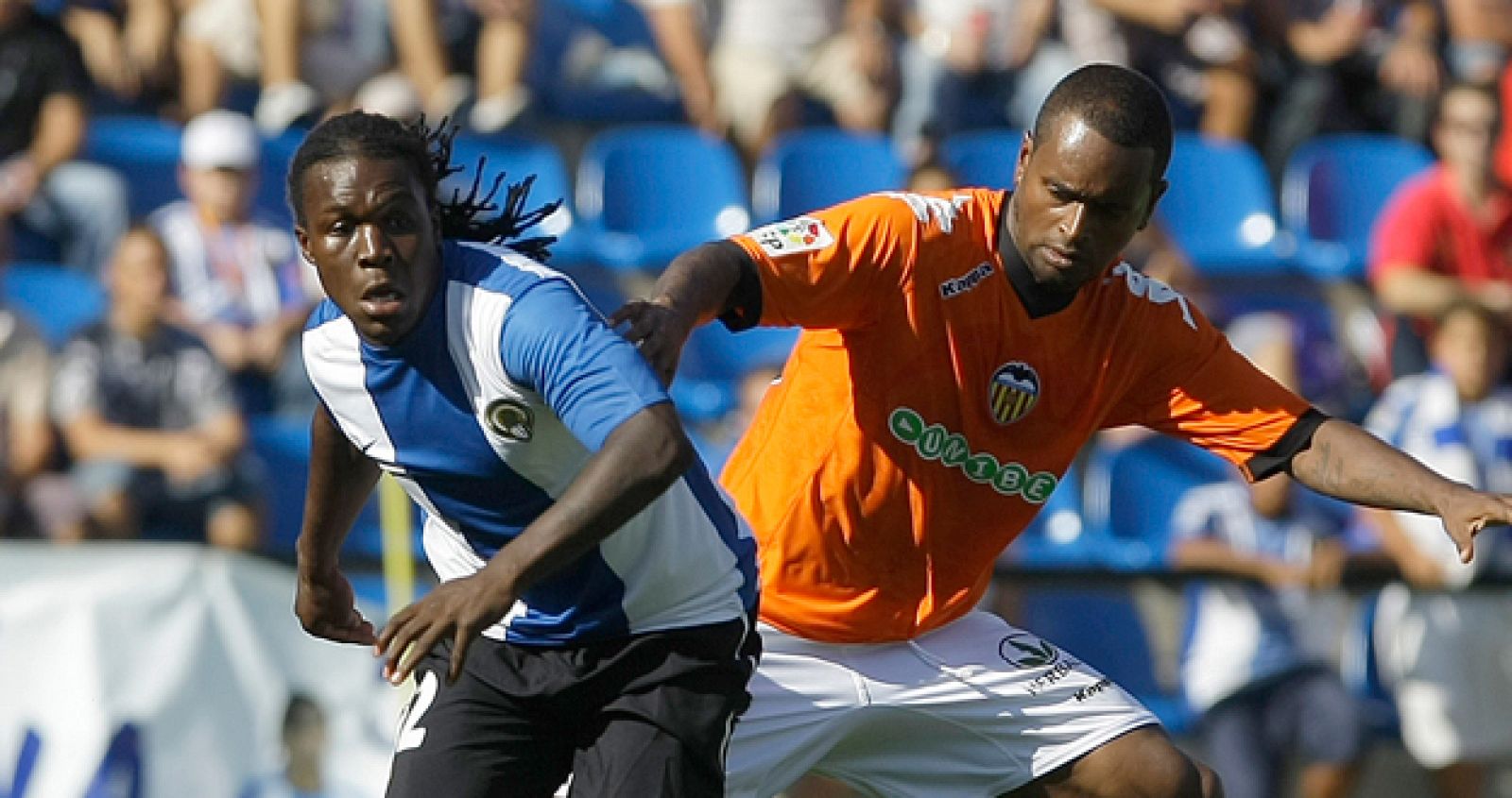 El jugador del Hércules Drenthe y el valencianista Miguel luchan por el control del balón.