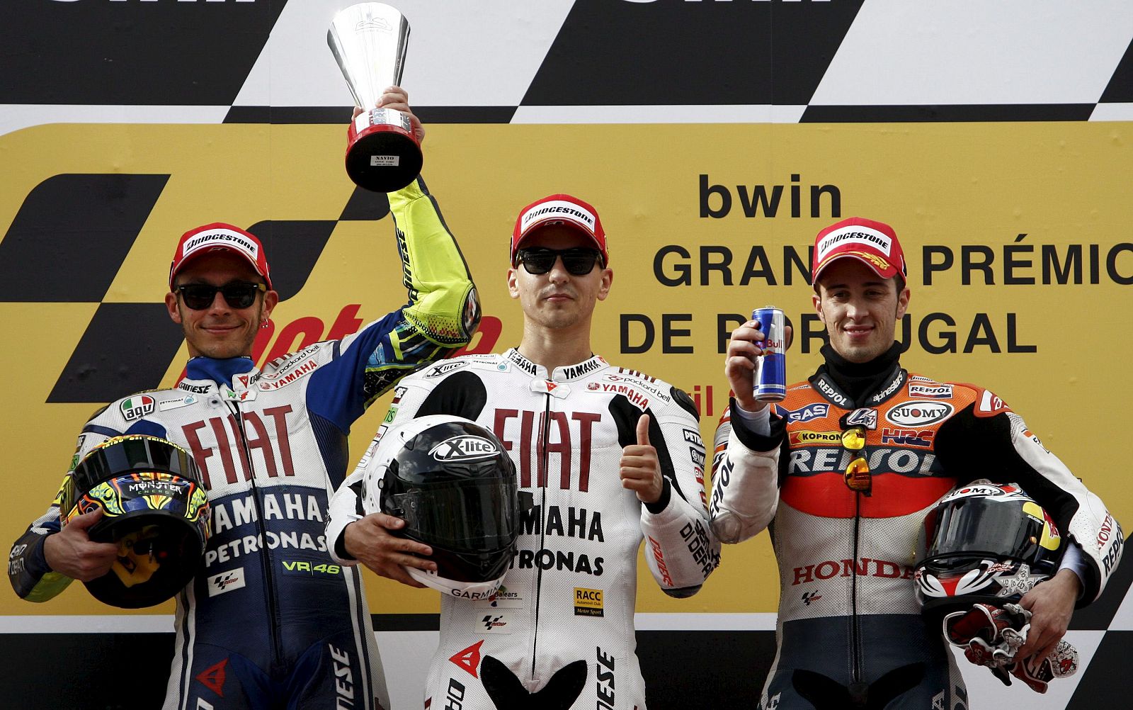 Lorenzo celebra su victoria en Estoril con Rossi a su derecha