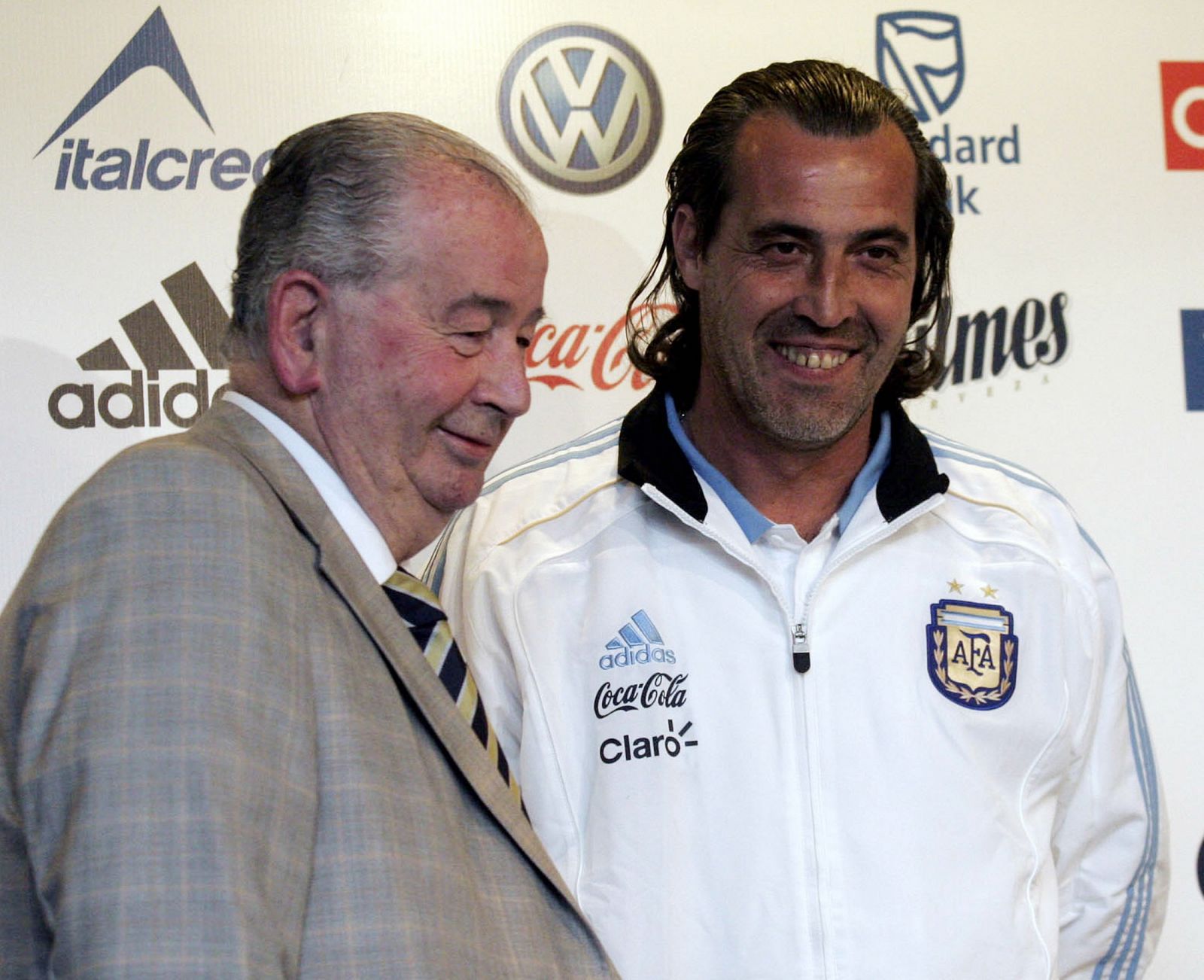 El Presidente de la Asociación Argentina de Fútbol, Grondona, junto al seleccionador confirmado, Batista.