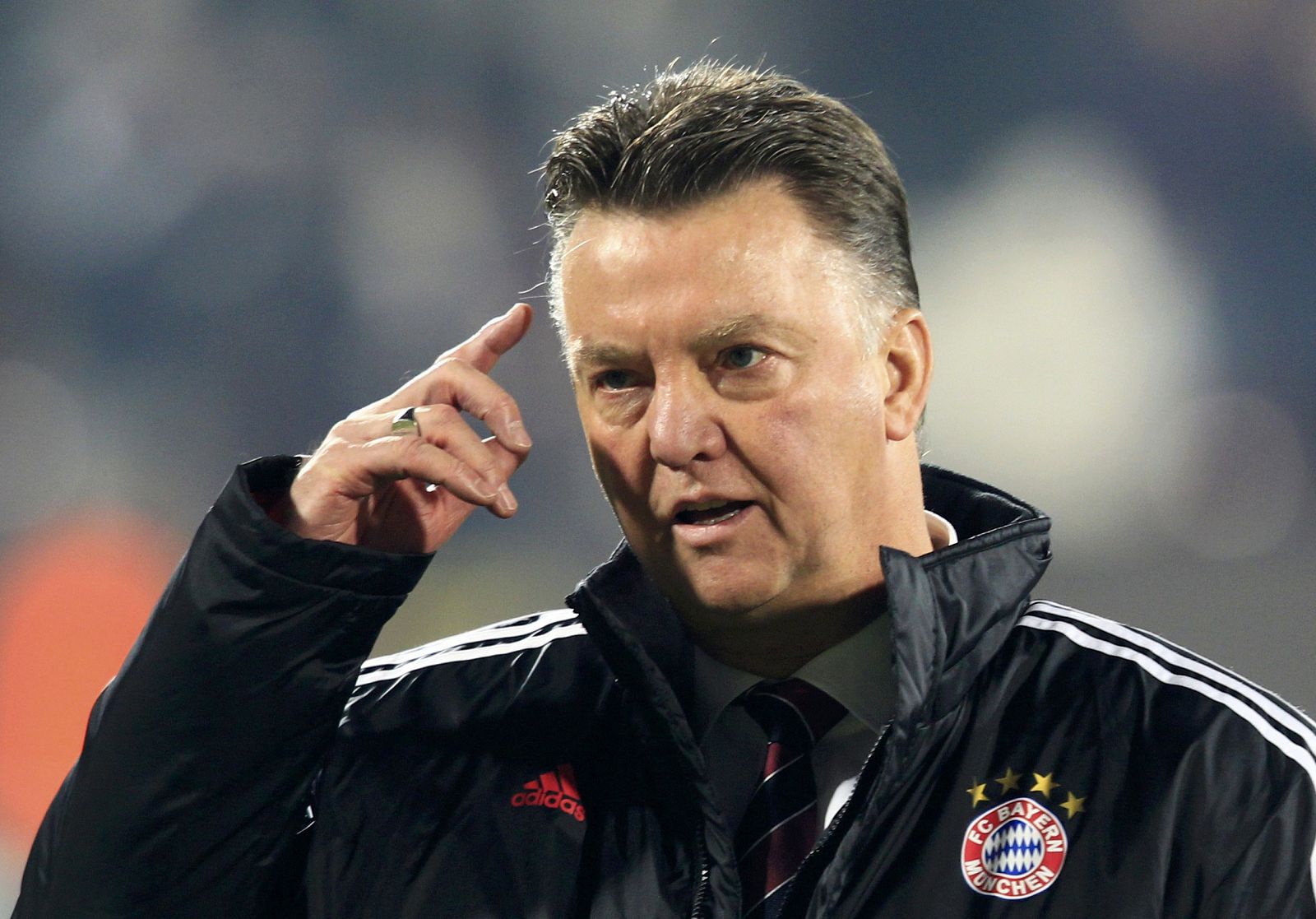 Van Gaal, técnico del Bayern, gesticula en el encuentro ante el Cluj.