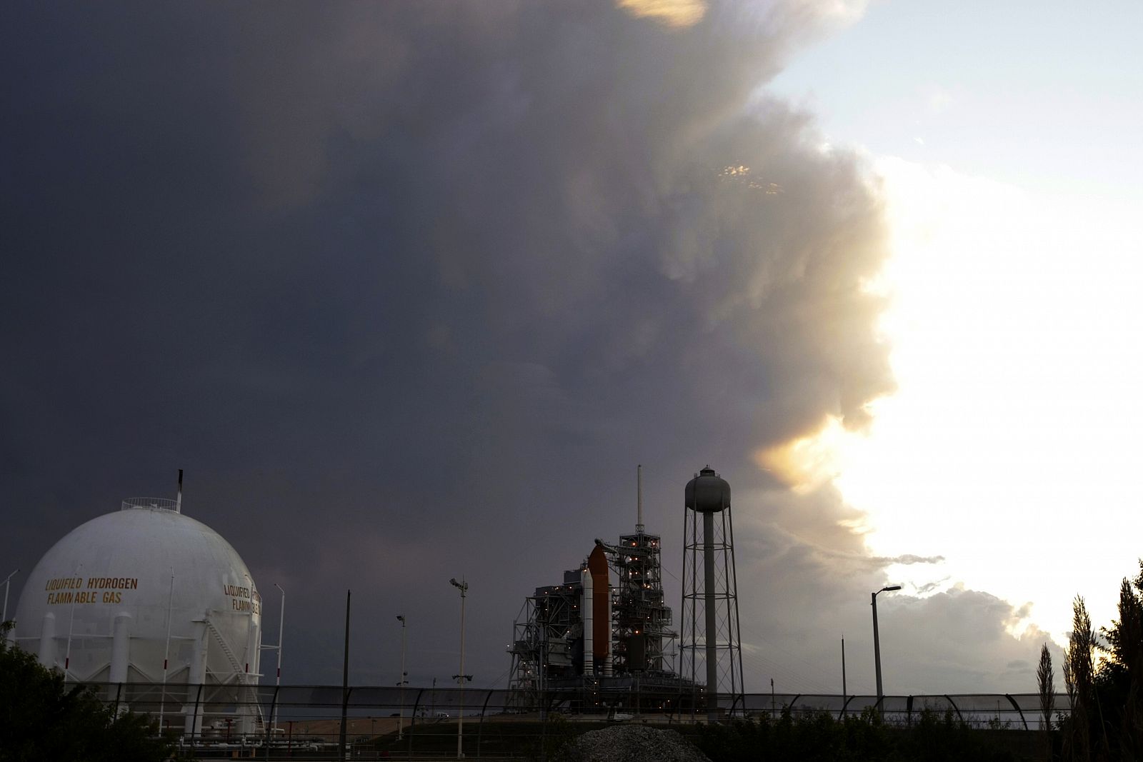 Los meteorólogos de la NASA han calculado que existe un 80% de posibilidades de nubes bajas, por lo que se ha suspendido el despegue previsto en Cabo Cañaveral.