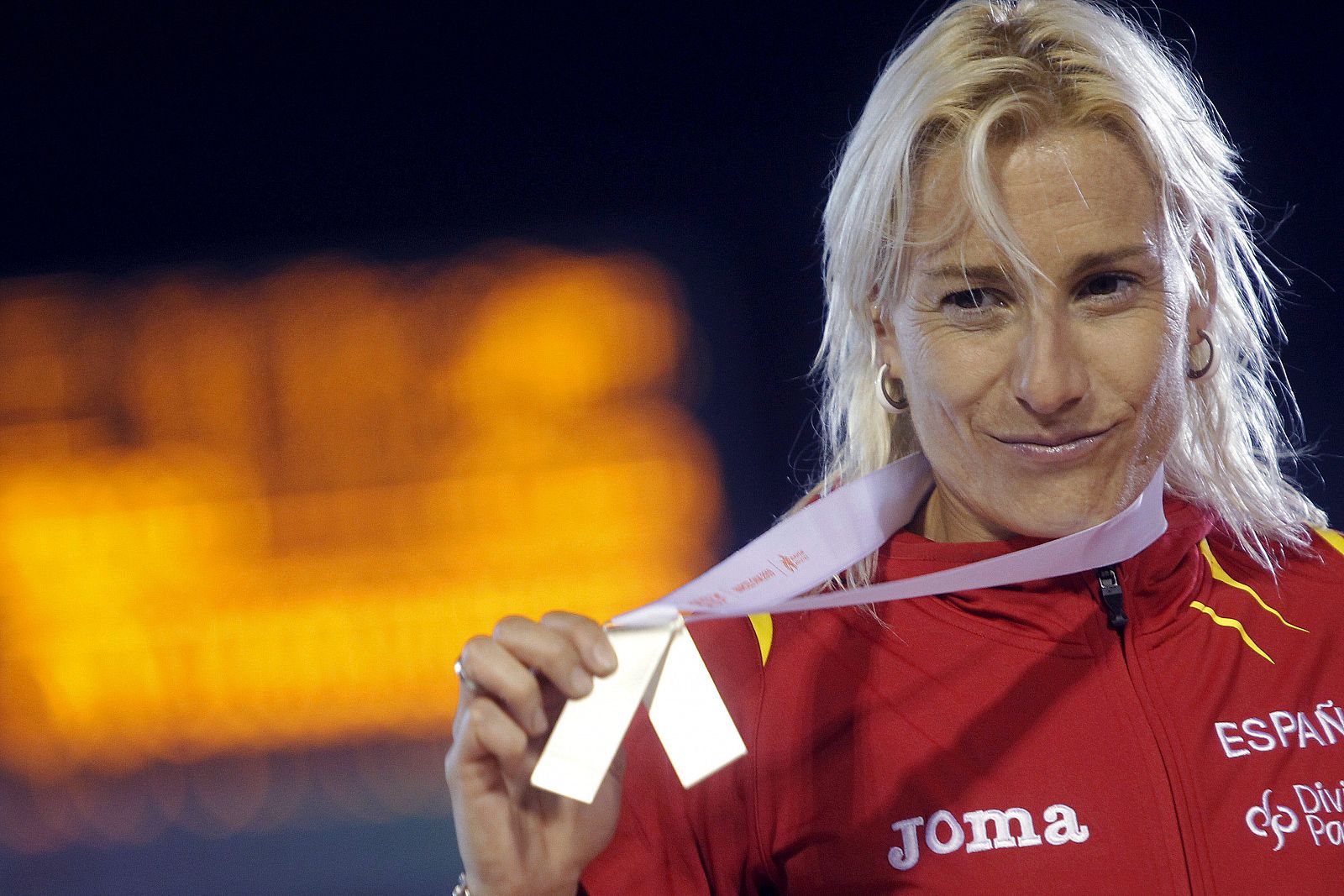 Marta Domínguez, tras obtener la medalla de plata en los Mundiales de Barcelona 2010.