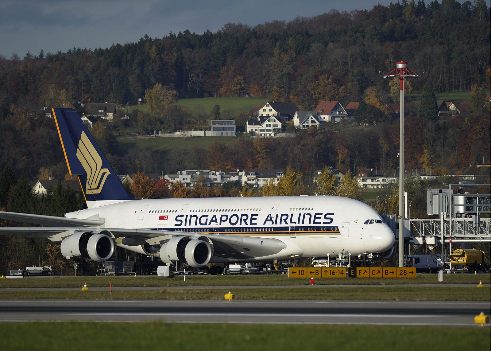 Un avión Airbus A-380 de Singapore Airlines permanece en tierra en el aeropuerto de Zurich, Suiza