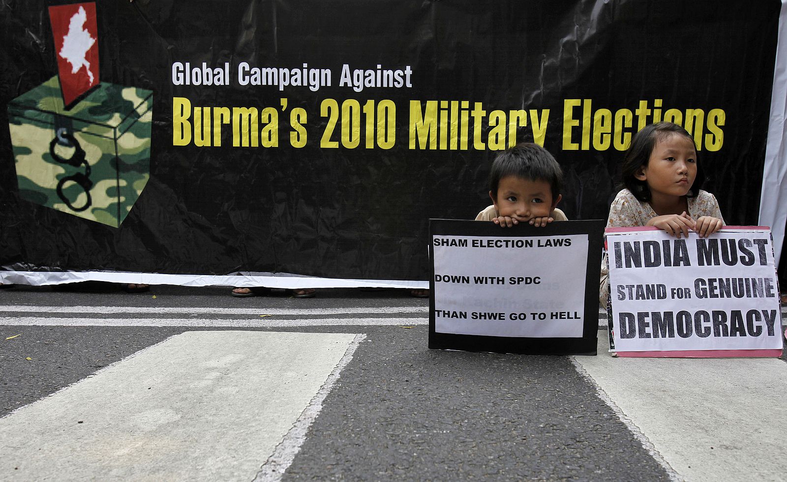 Dos niños durante una protesta contra el proceso electoral en Birmania