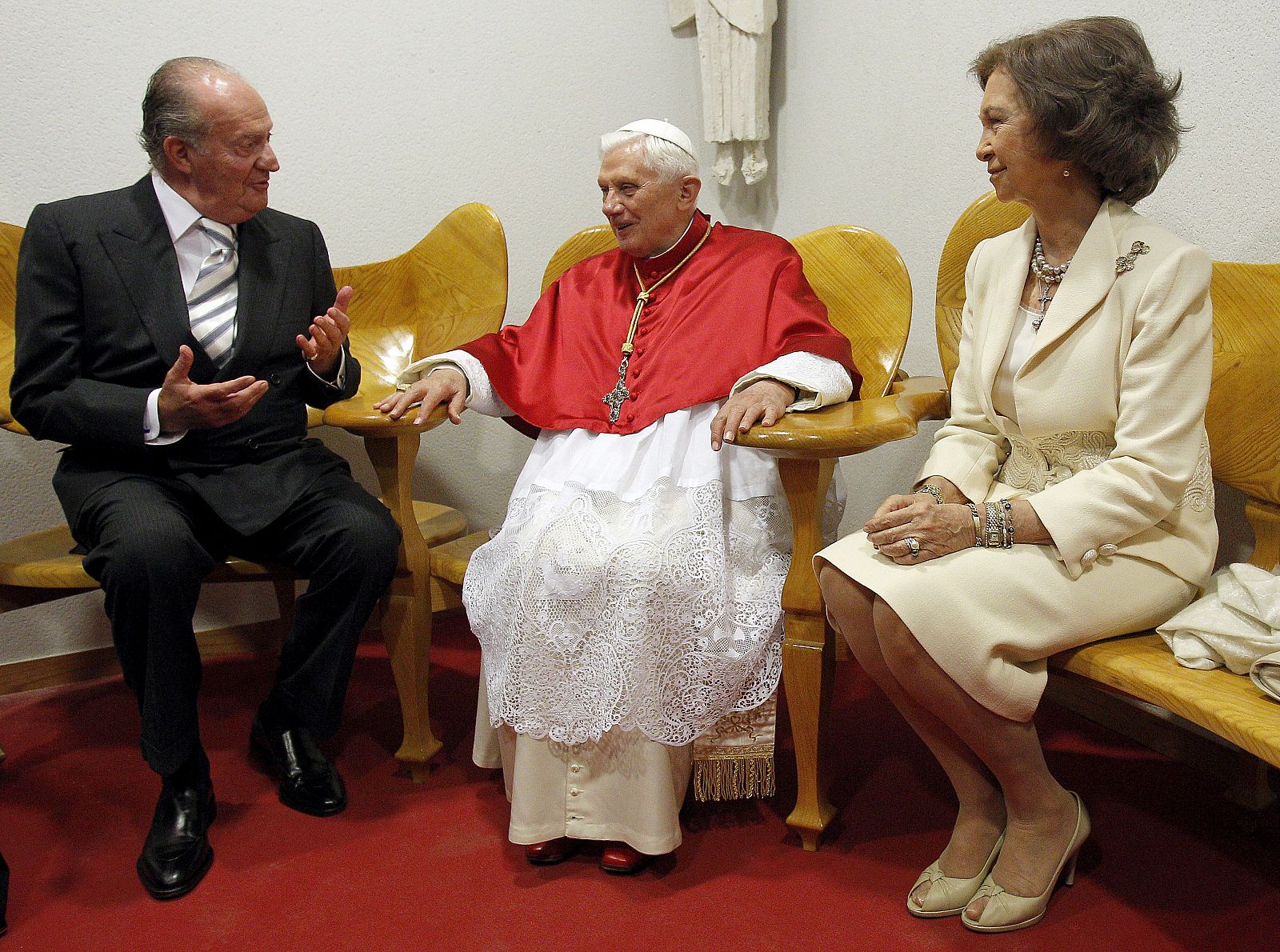 Los Reyes de España, Don Juan Carlos y Doña Sofía conversan con el papa Benedicto XVI.