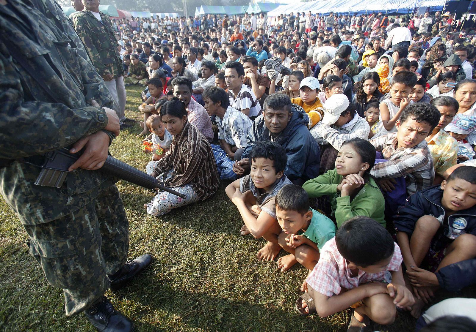 Un militar birmano custodia a cientos de refugiados birmanos en la ciudad fronteriza de Mae Sot.