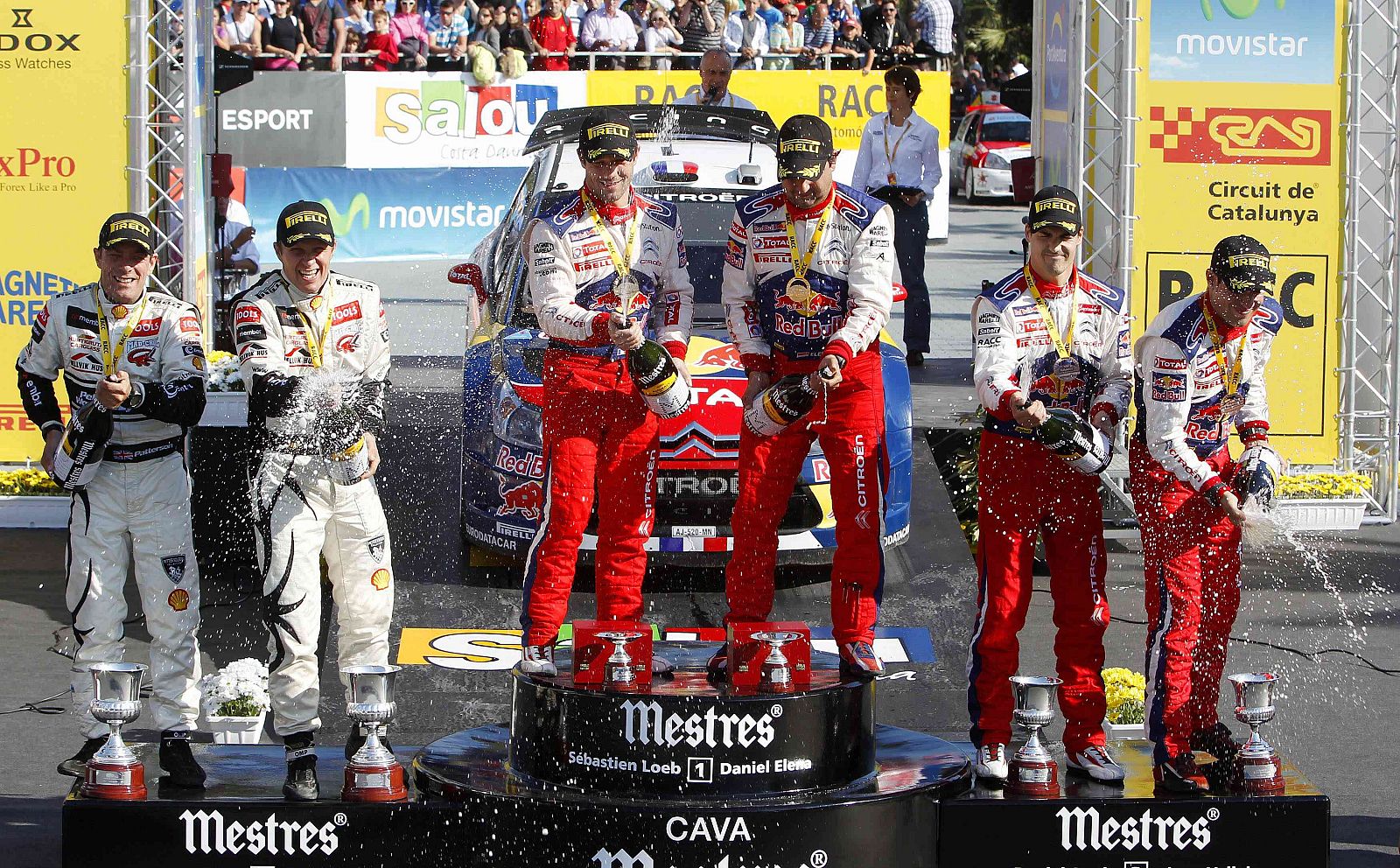 El francés Sebastien Loeb y su copiloto, Daniel Elena, celebran el podio conseguido en el Rally de España.