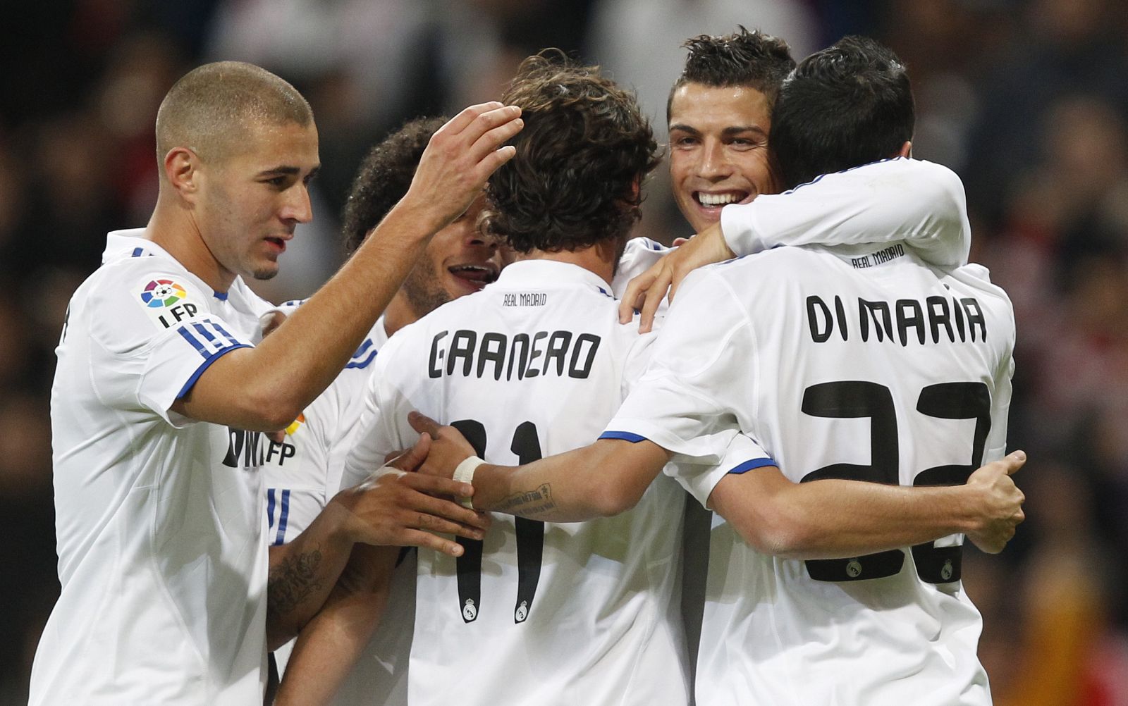 Los jugadores del Real Madrid celebran uno de los cinco goles.