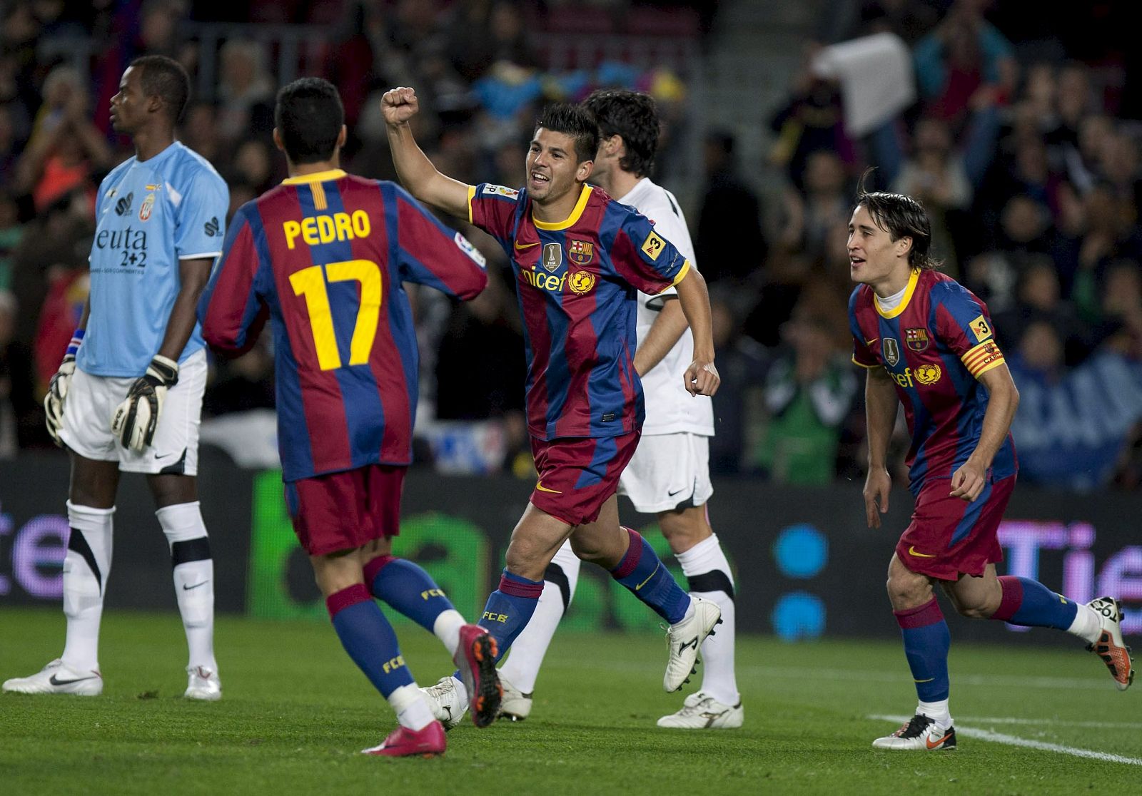 El jugador del FC Barcelona, Manuel Agudo 'Nolito' celebra con su compañero Pedro el gol marcado ante el AD Ceuta.