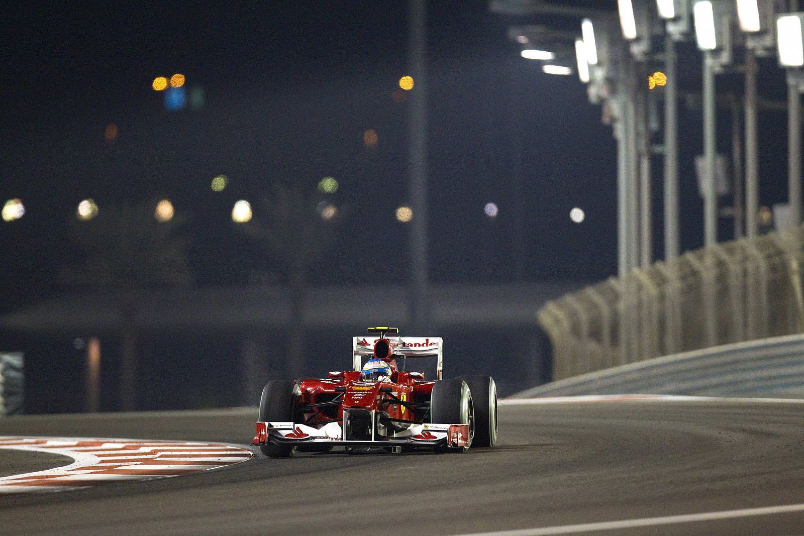 El Ferrari de Fernando Aonso, durante la segunda sesión de entrenamientos libres en el circuito de Abu Dabi.