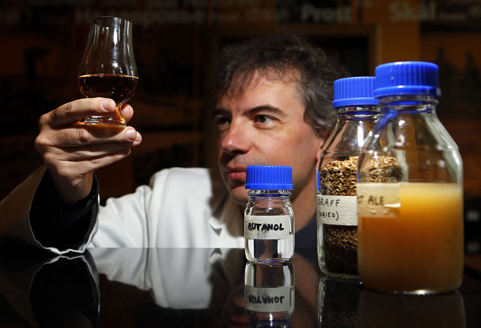 El profesor Martin Tangey observa el biocombustible a base de whisky que ha patentado.
