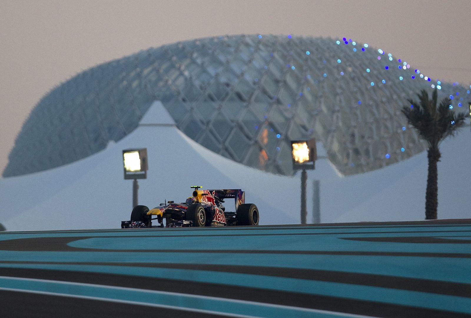 Mark Webber, durante la segunda sesión de entrenamientos libres en el circuito de Yas Marina en Abu Dabi.