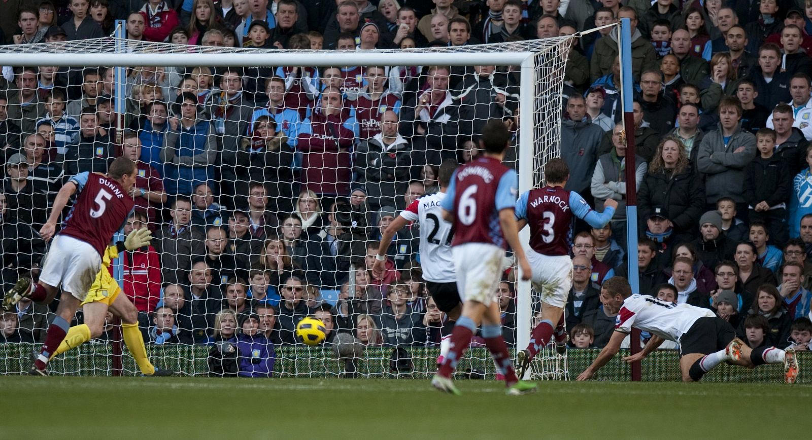 Vidic anota el segundo gol ante el Aston Villa