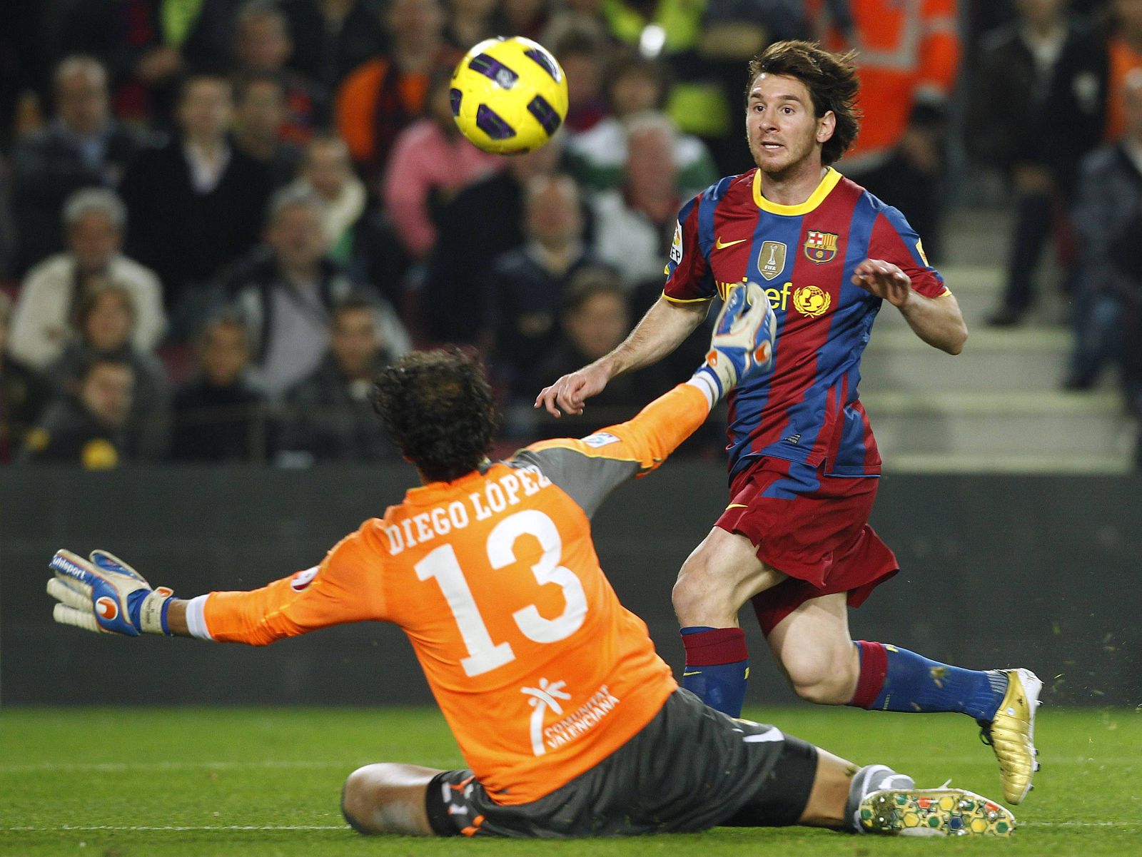 Messi bate a Diego López de vaselina para adelantar al Barça