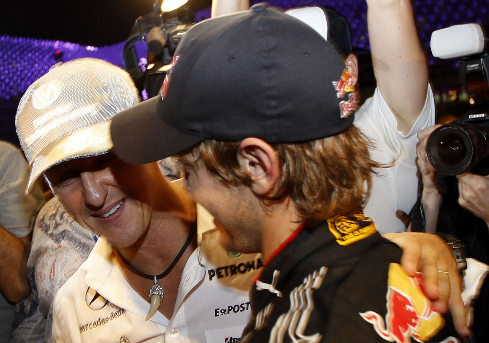 El 'Kaiser', Michael Schumacher, felicita a su compatriota Sebastian Vettel al terminar el GP de Abu Dabi.