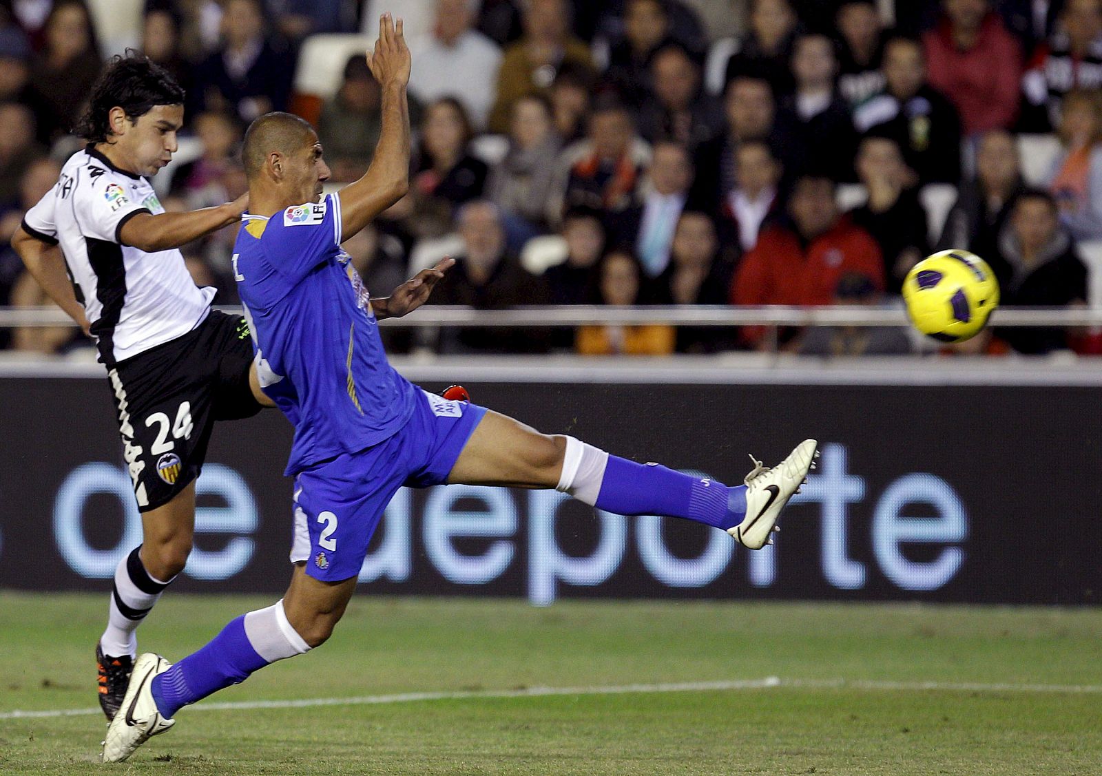 El valencianista Tino Costa golpea el balón que significaría el primer gol de su equipo ante el Getafe.