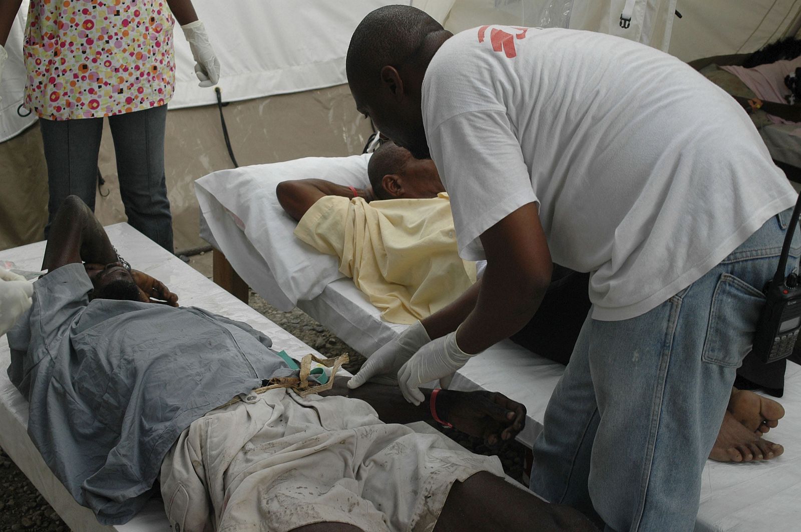 Un afectado por el cólera es atendido en el hospital de St.Catherine, cerca de Puerto Príncipe