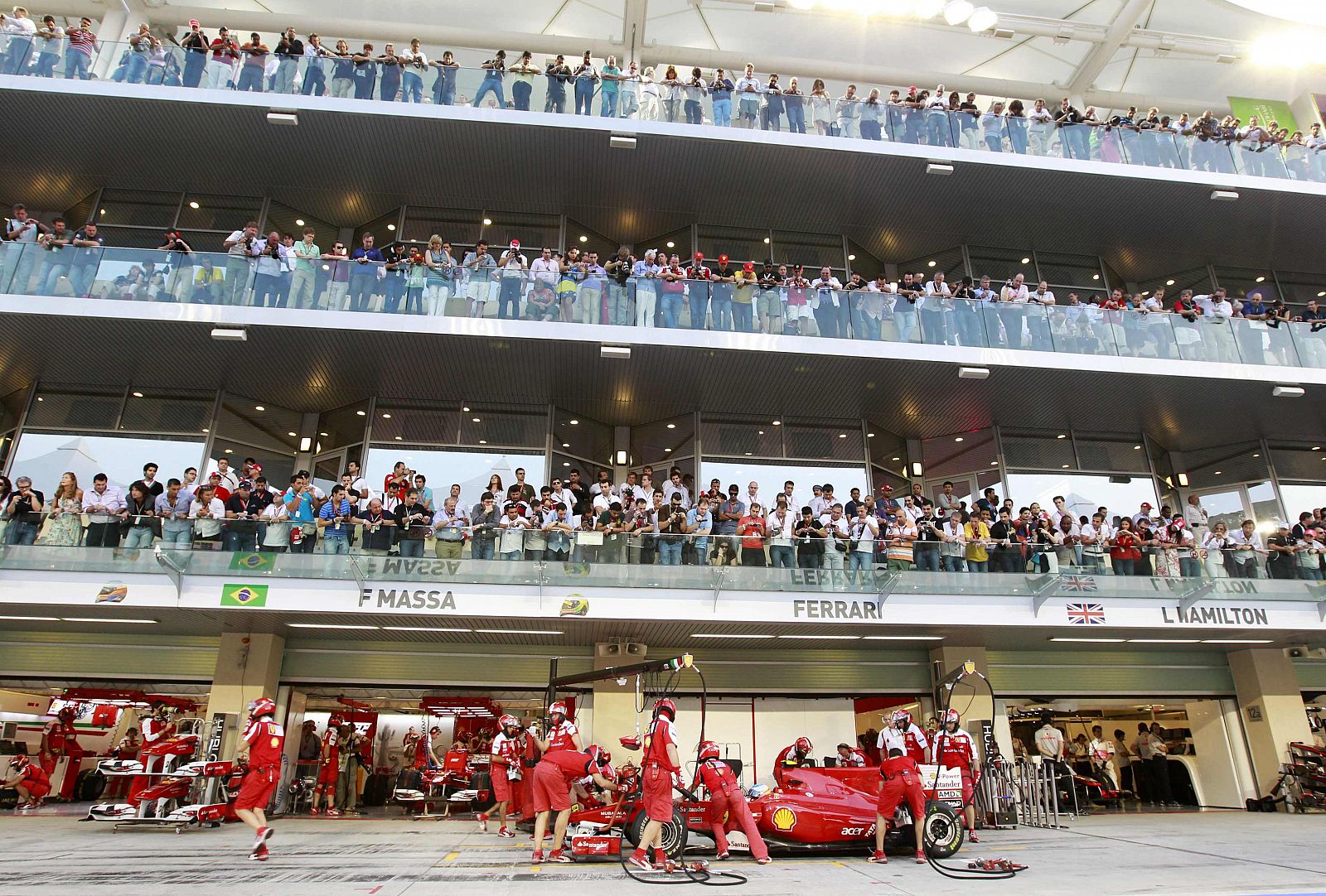 Los mecánicos de Ferrari en el garaje de la escudería en el circuito de  Yas Marina.