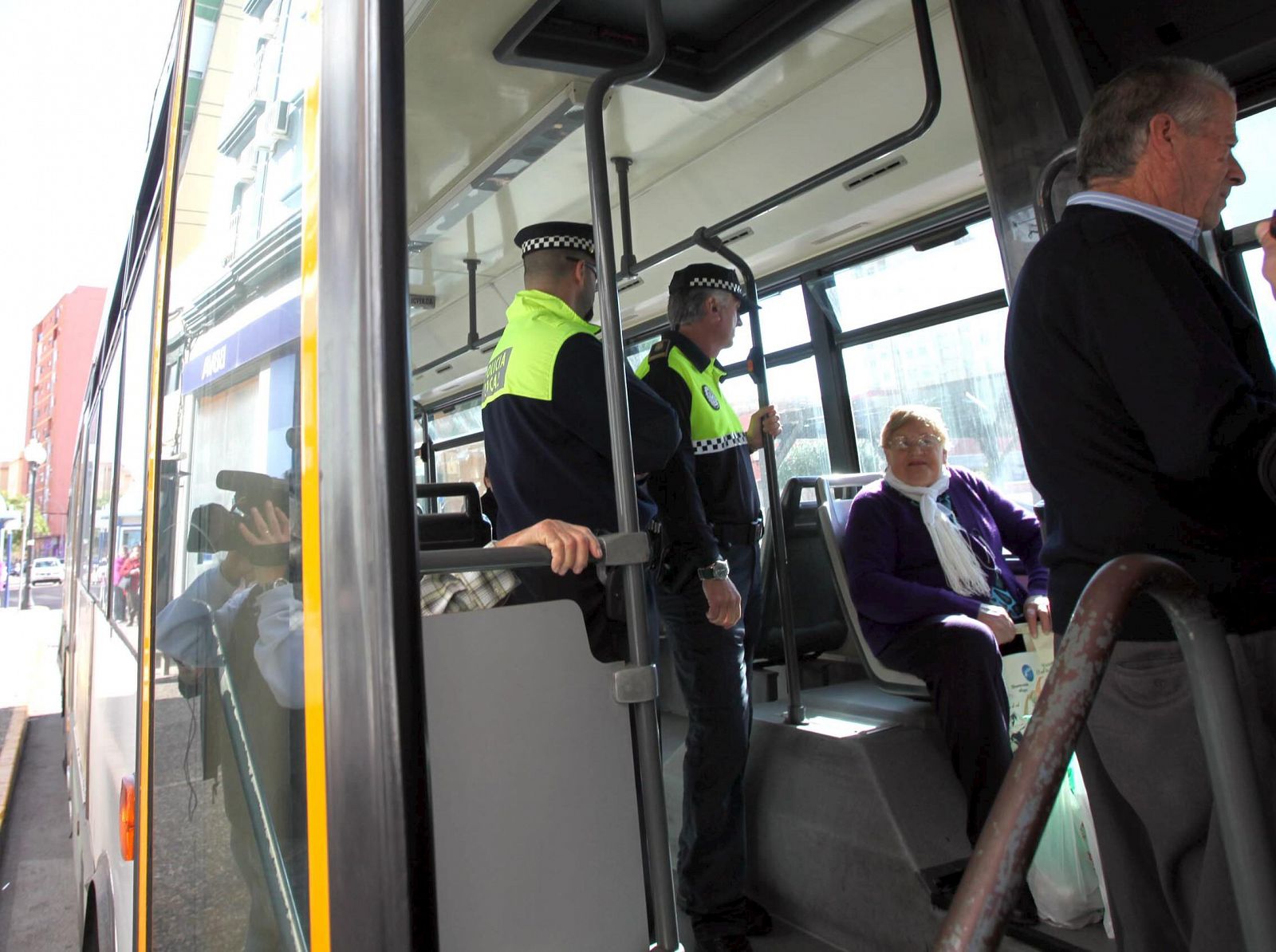 Agentes de policía local de la Línea de la Concepción (Cádiz) han patrullado en un autobús urbano este lunes