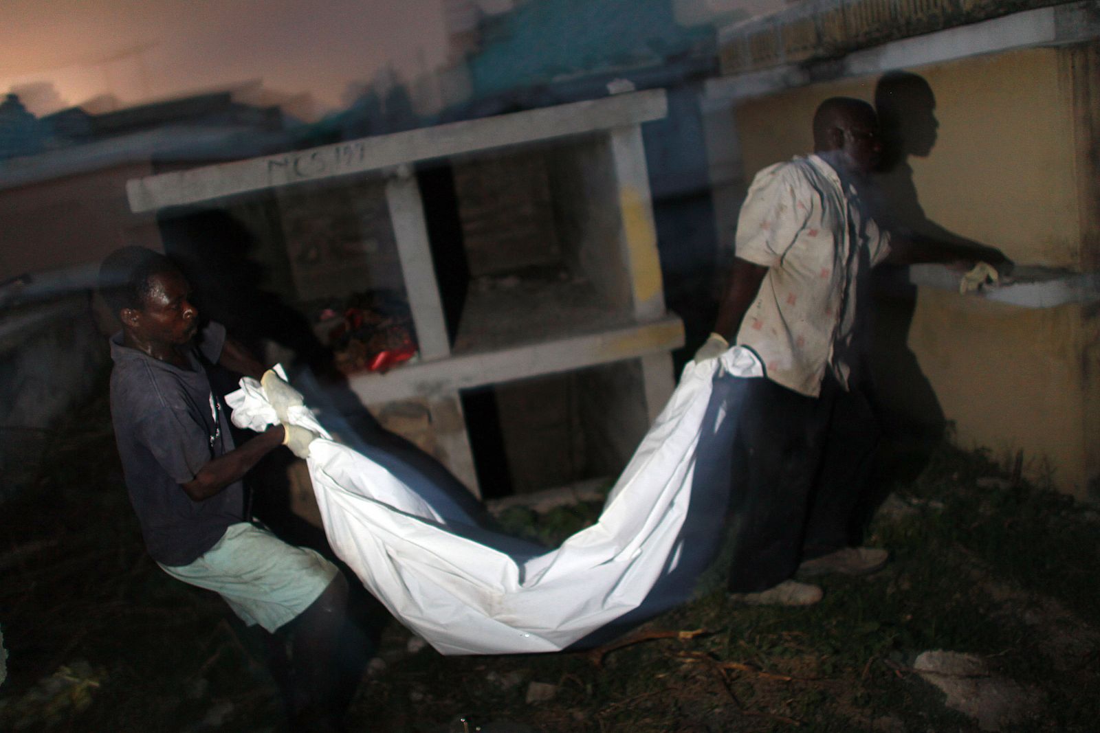 Dos haitianos trasladan el cadáver de una de las más de 1.000 víctimas que ya se han registrado por la epidemia del cólera