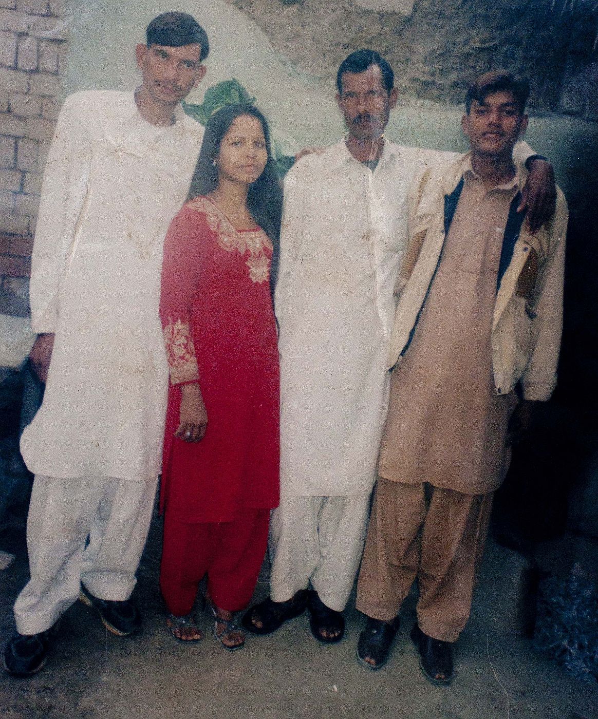 Asia Bibi (izquierda) junto a su familia