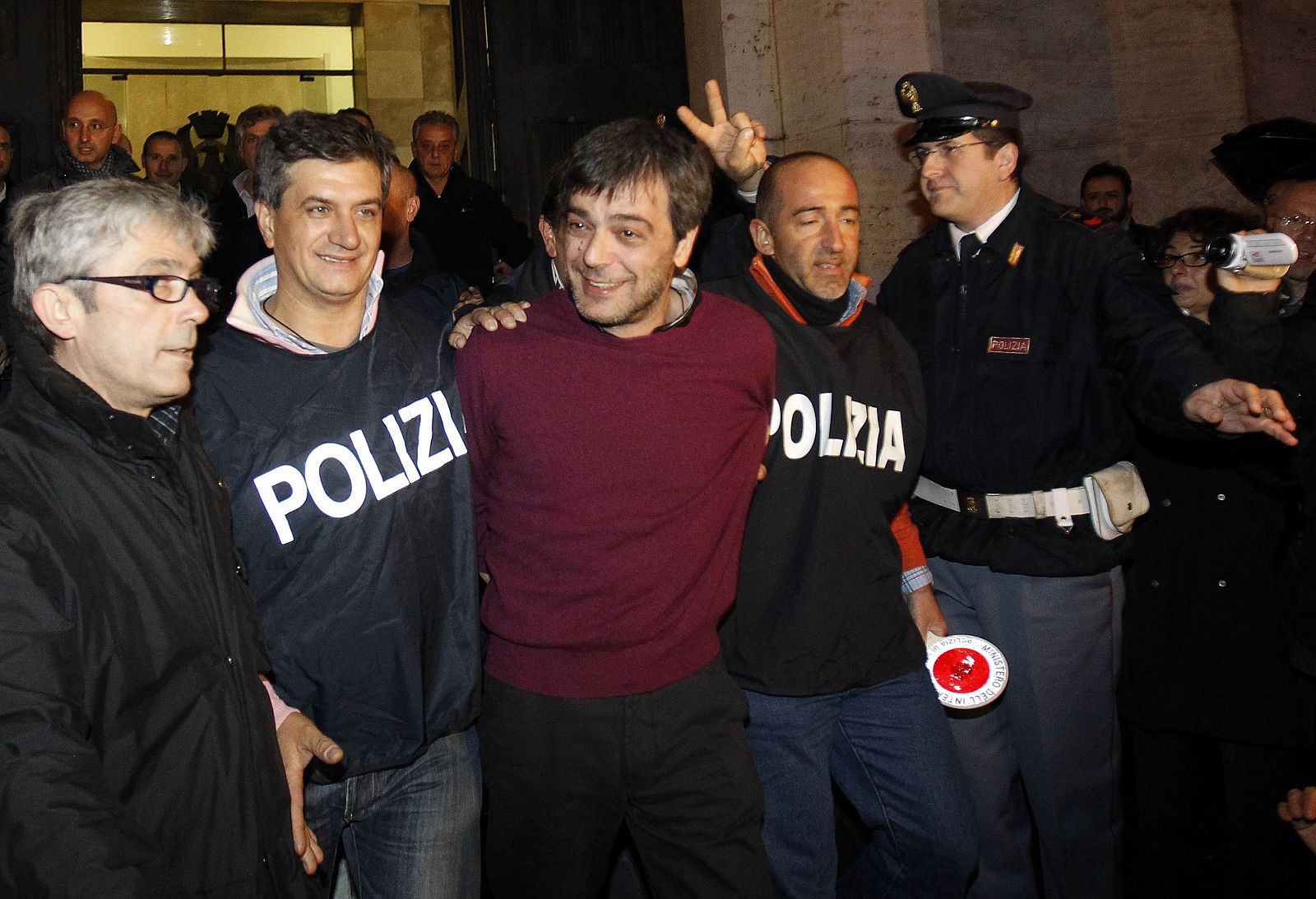 La policía italiana escolta al jefe camorrista Antonio Iovine tras ser detenido en Nápoles.