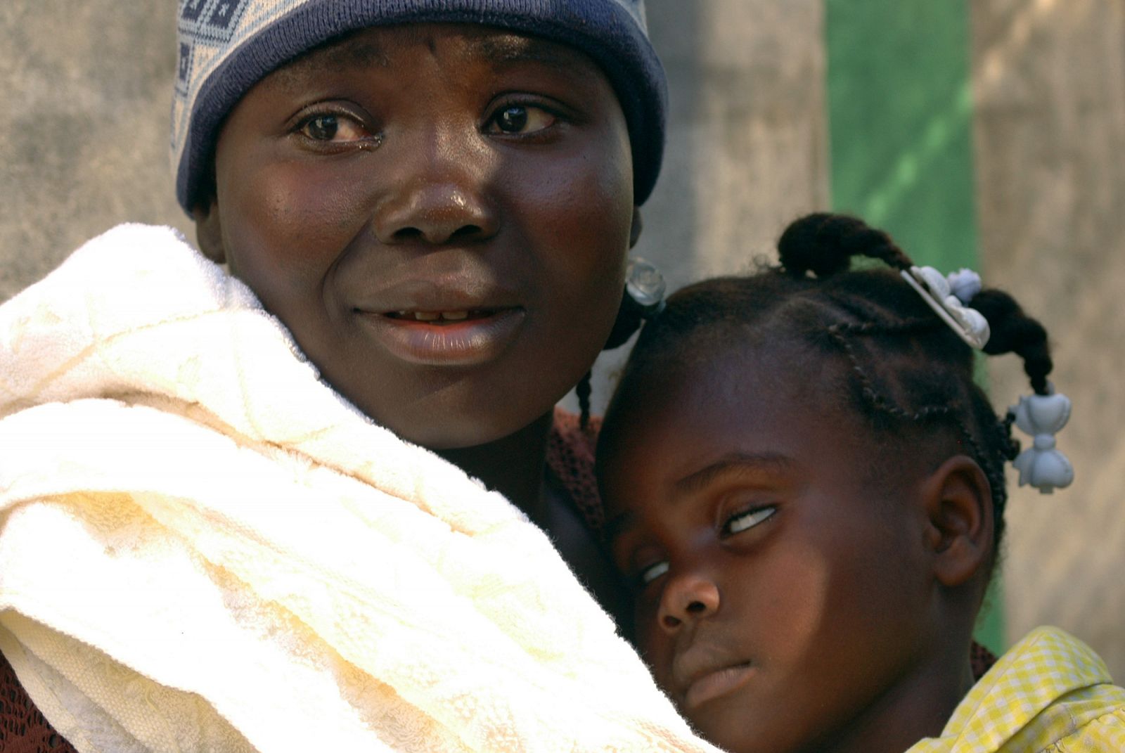 Una residente en Haití sostiene a su bebé, que está sufriendo de cólera.